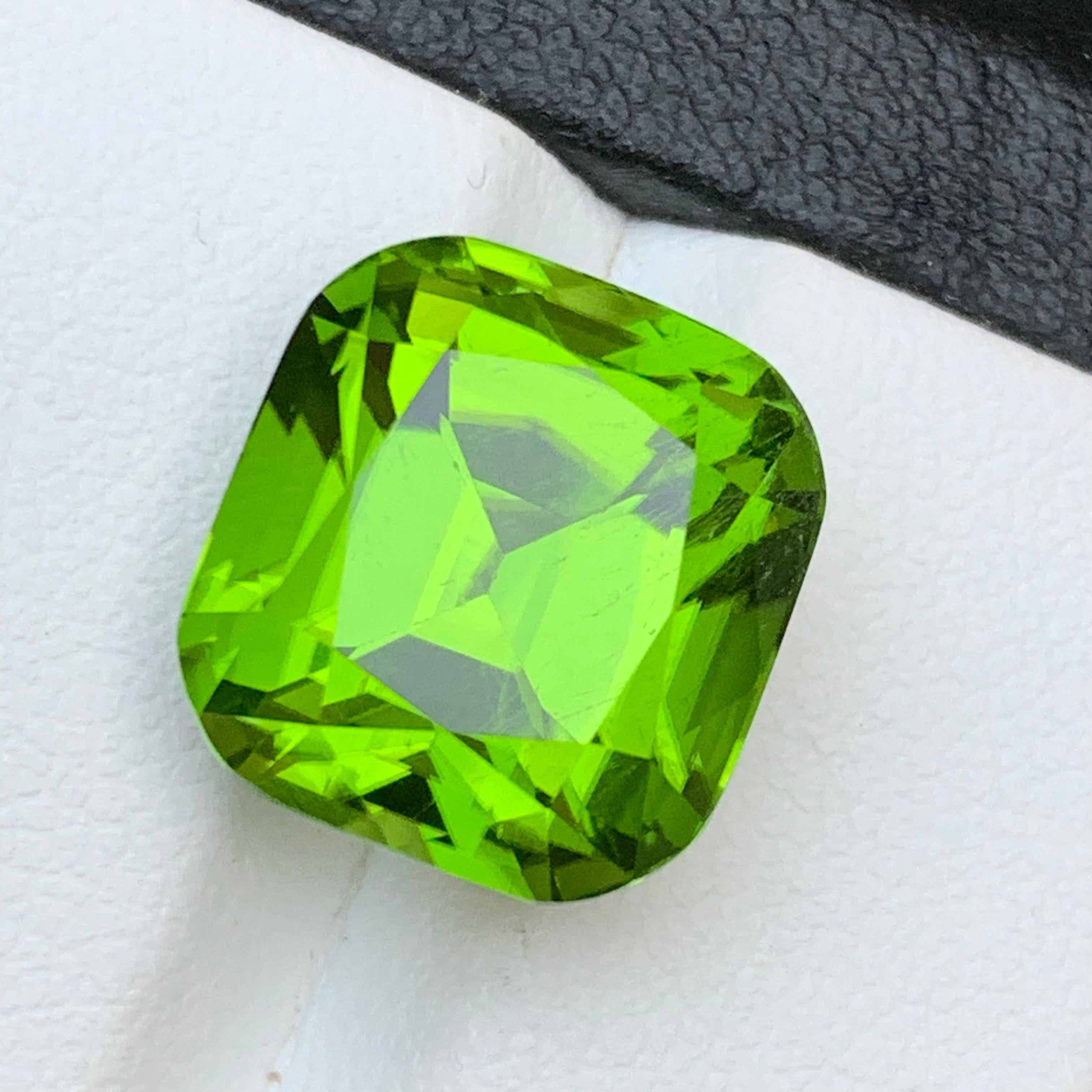 Vivid Green Natural Peridot Necklace Pendant Loose Gemstone 14.20 Ct Cushion Cut For Sale 3