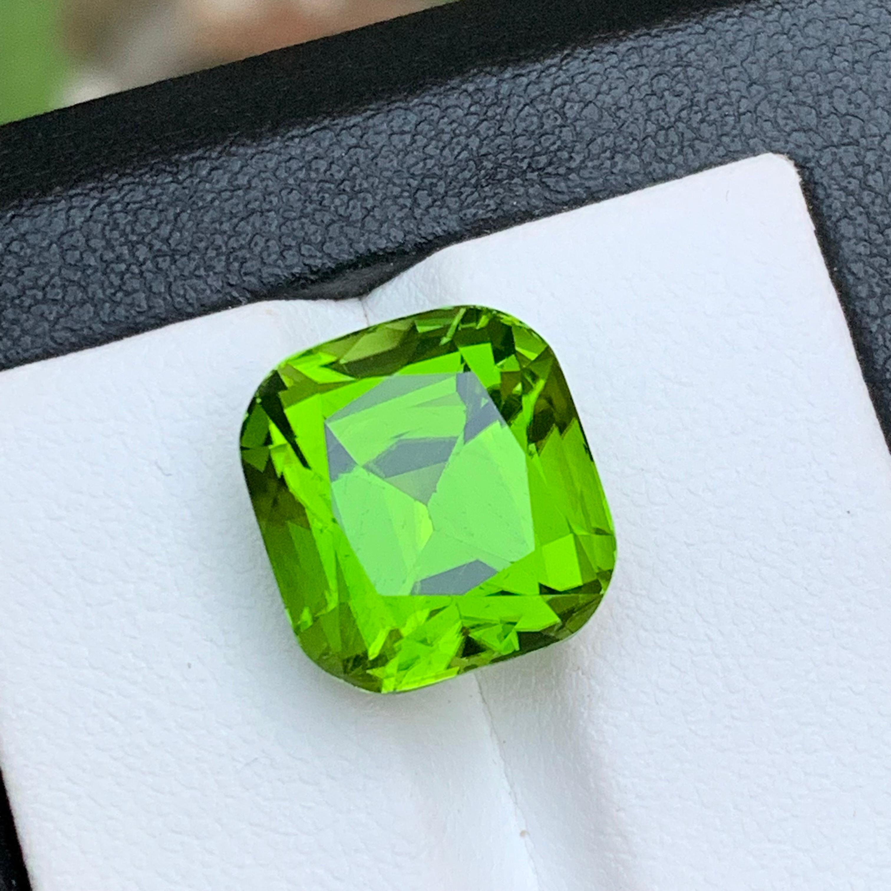 Vivid Green Natural Peridot Necklace Pendant Loose Gemstone 14.20 Ct Cushion Cut For Sale 4