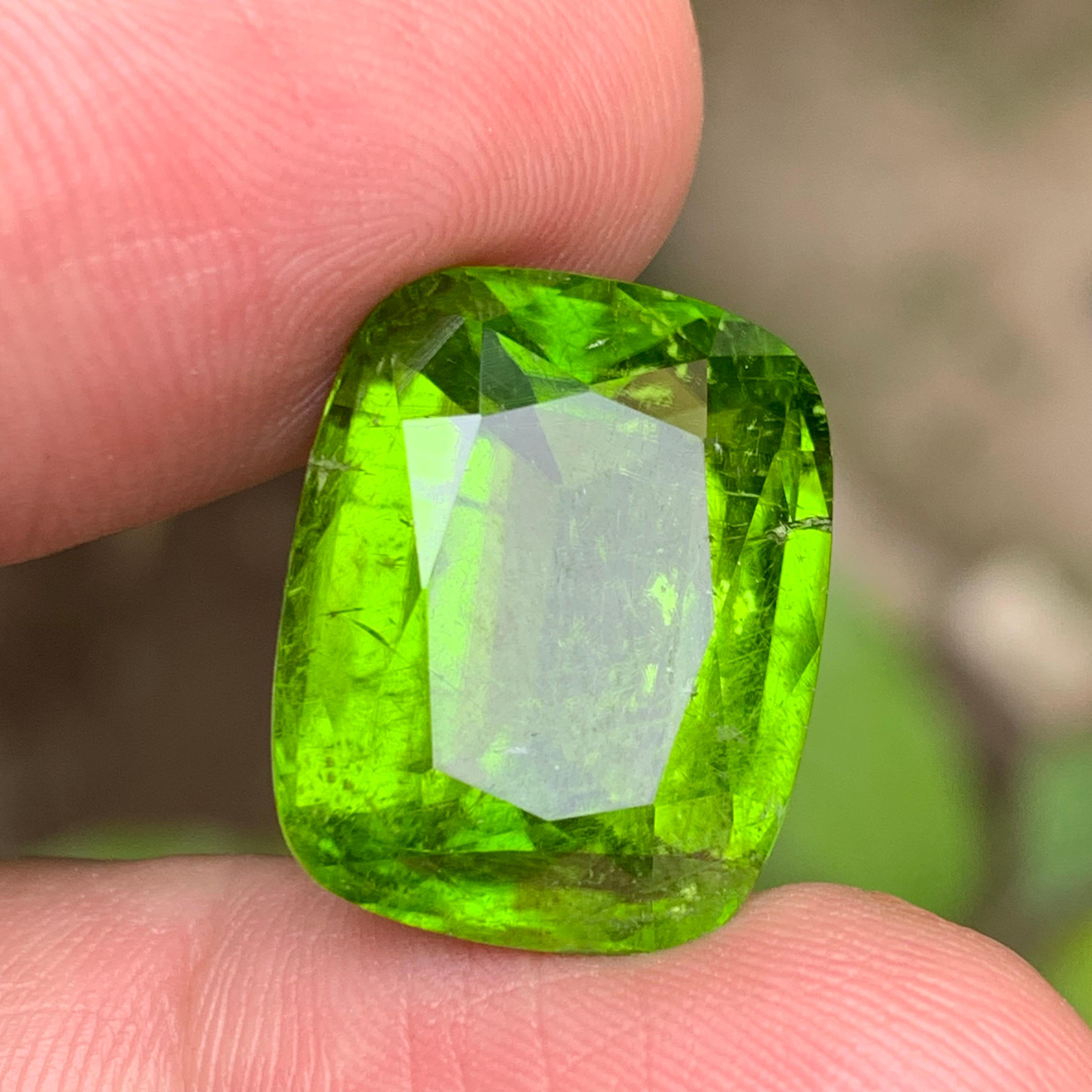 Contemporary Vivid Green Natural Peridot Necklace Pendant Loose Gemstone 22.35 Ct Cushion Cut For Sale