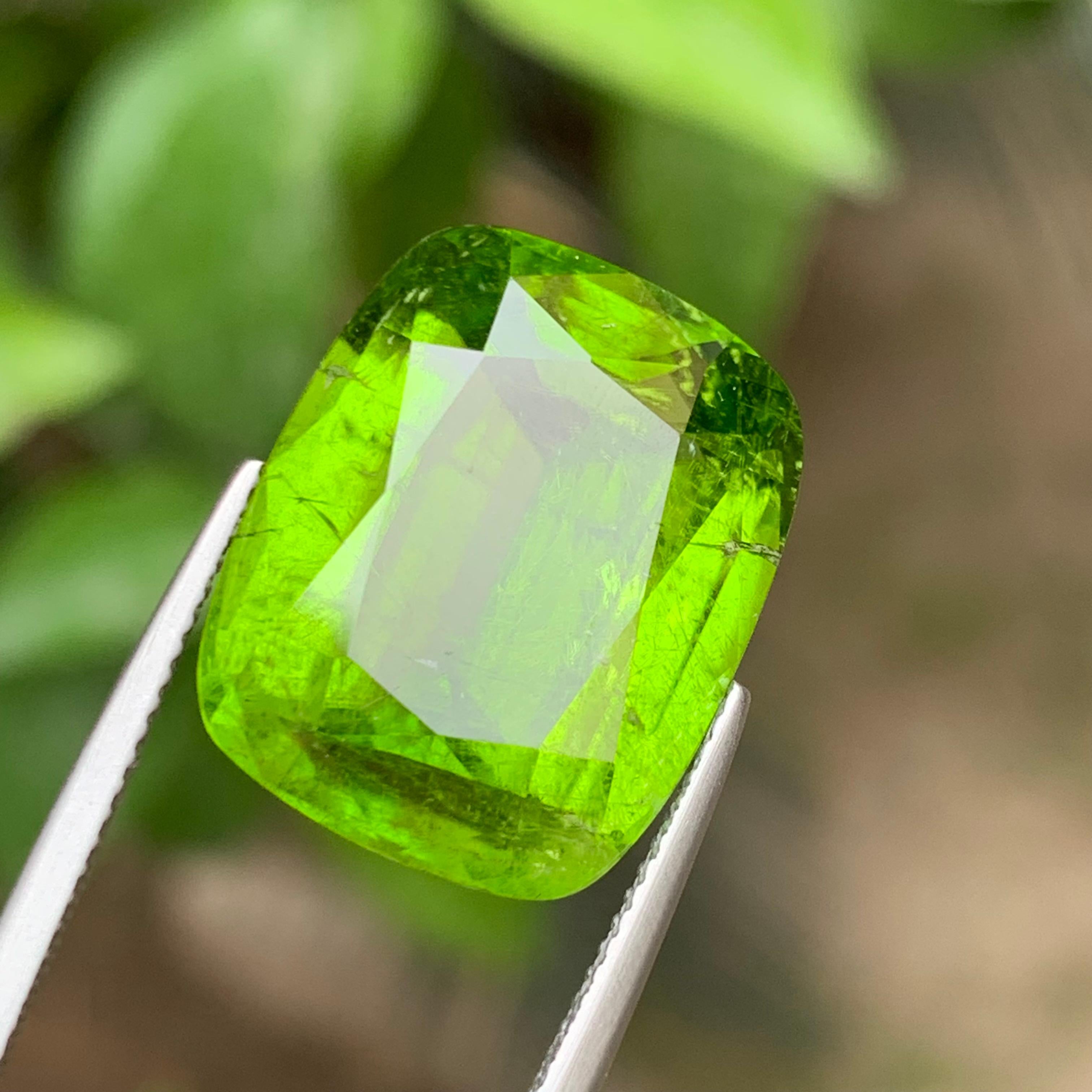 Women's or Men's Vivid Green Natural Peridot Necklace Pendant Loose Gemstone 22.35 Ct Cushion Cut For Sale