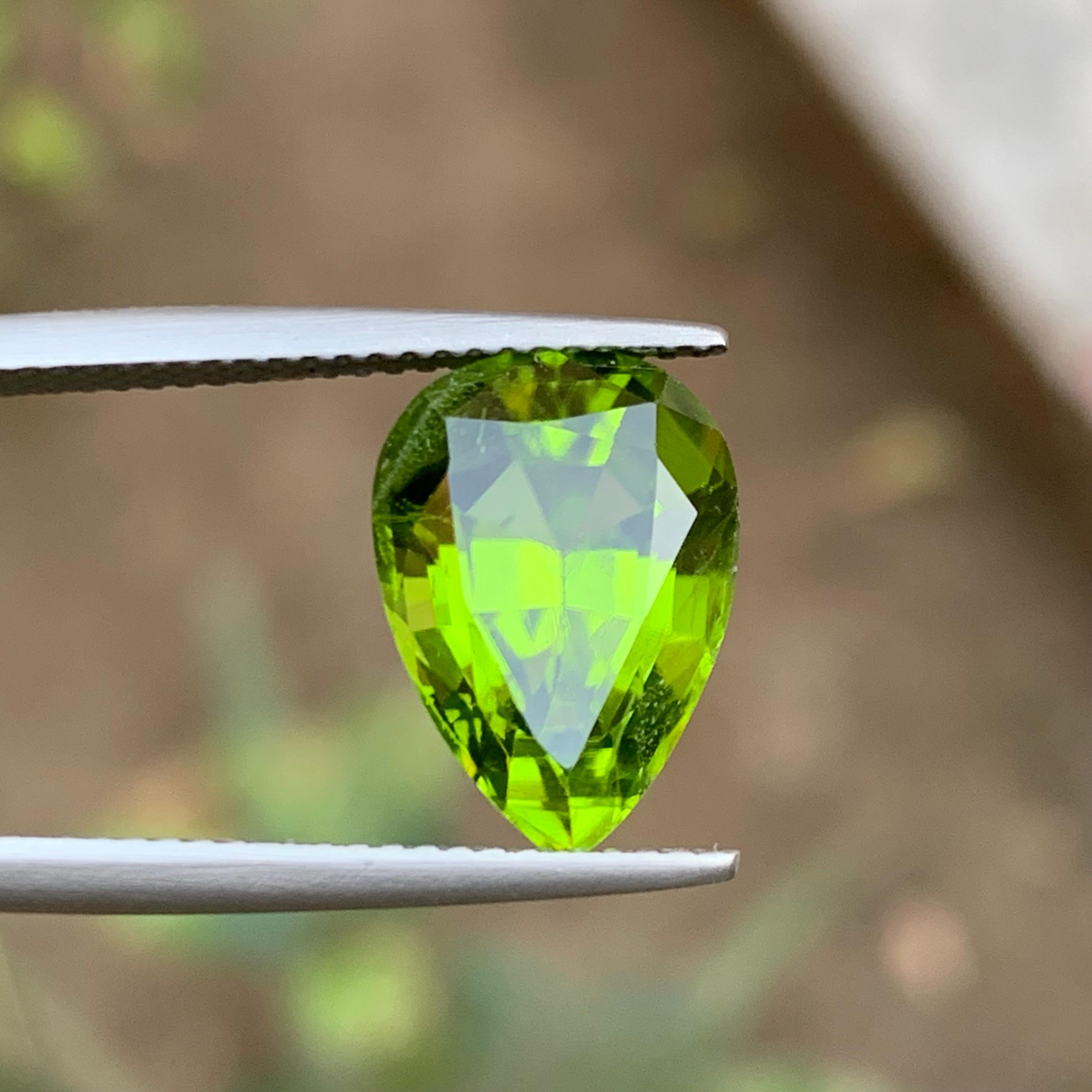 Vivid Green Natural Peridot Necklace Pendant Loose Gemstone 6.05 Carat Pear Cut en vente 4