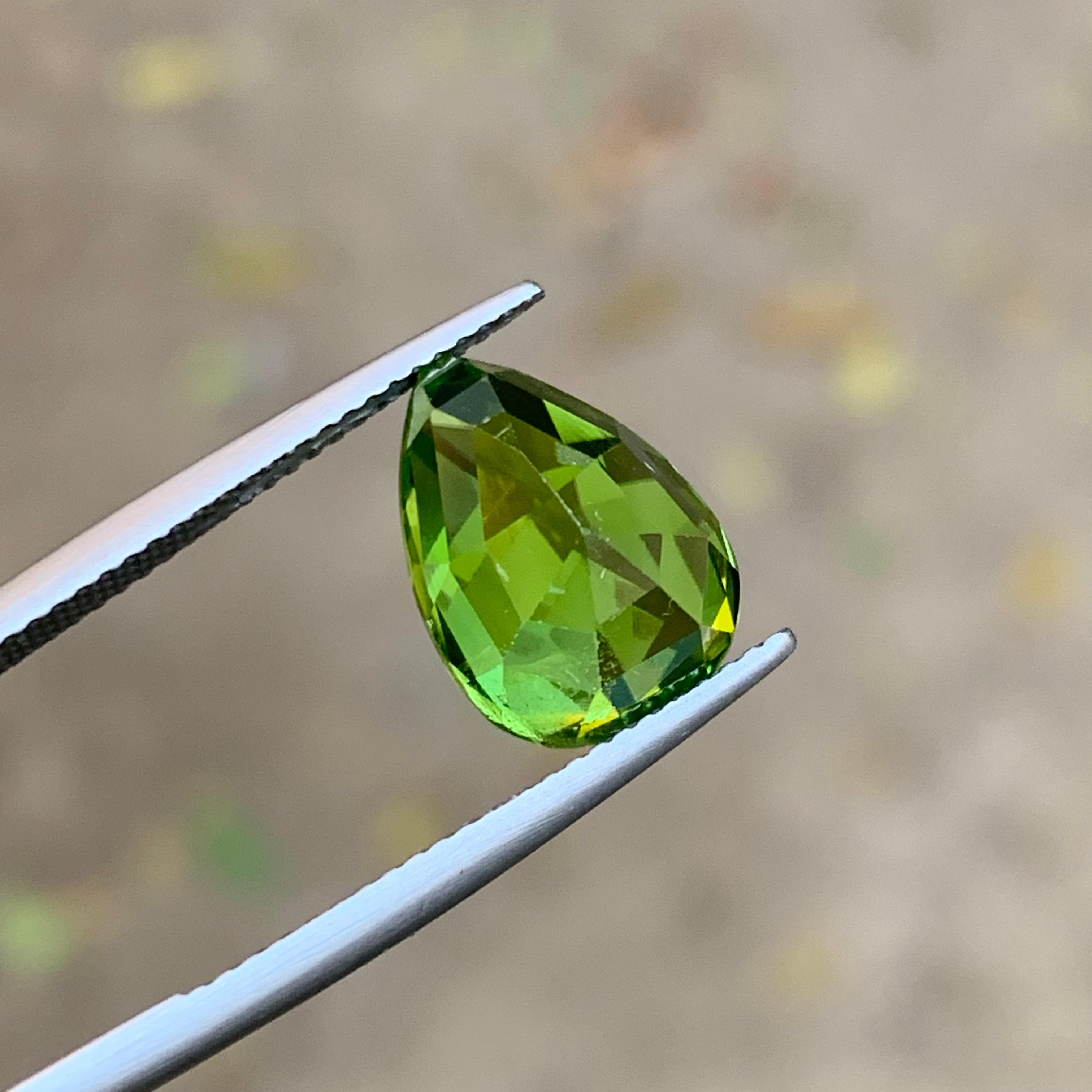 Vivid Green Natural Peridot Necklace Pendant Loose Gemstone 6.05 Carat Pear Cut en vente 5