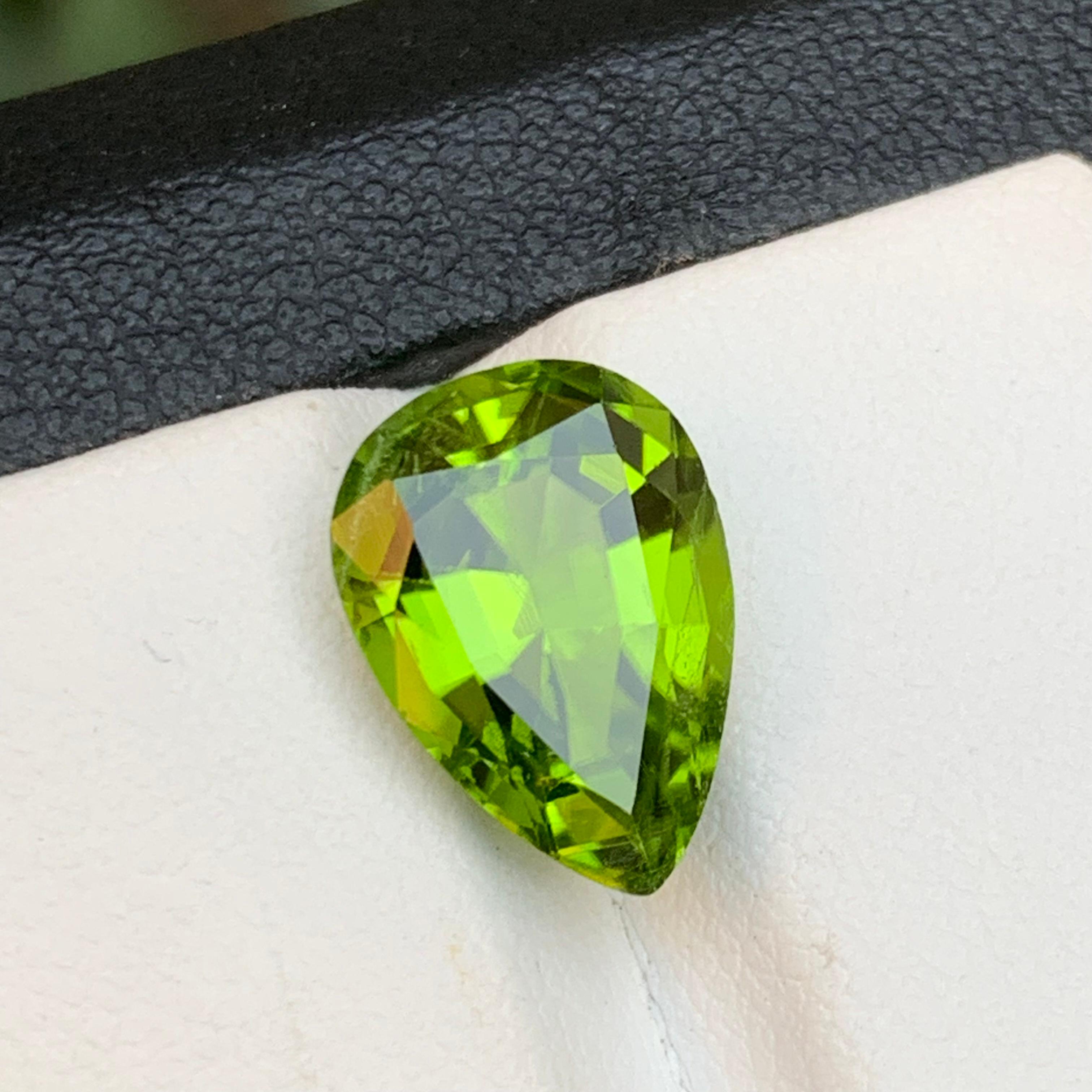 Vivid Green Natural Peridot Necklace Pendant Loose Gemstone 6.05 Carat Pear Cut en vente 6