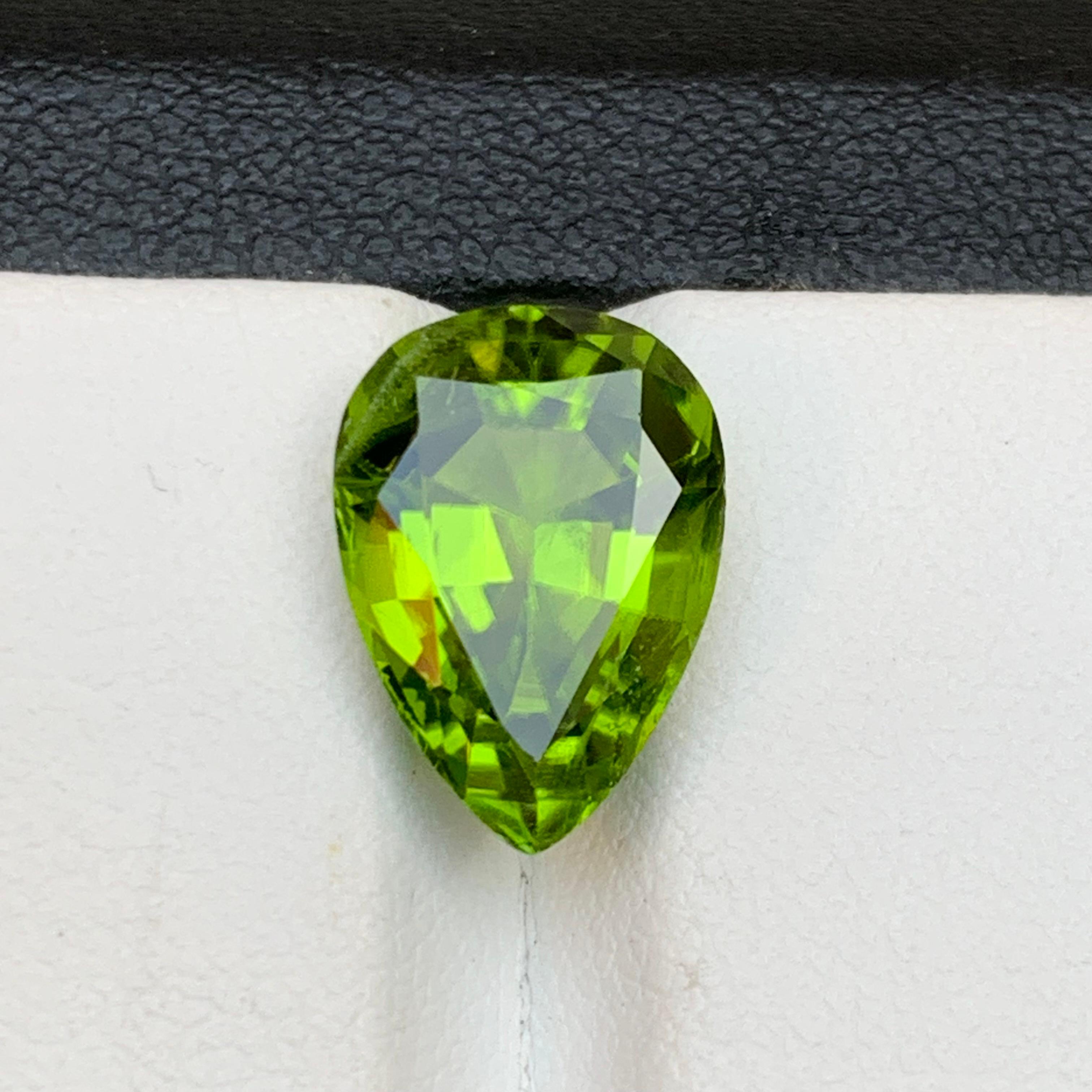 Vivid Green Natural Peridot Necklace Pendant Loose Gemstone 6.05 Carat Pear Cut en vente 7