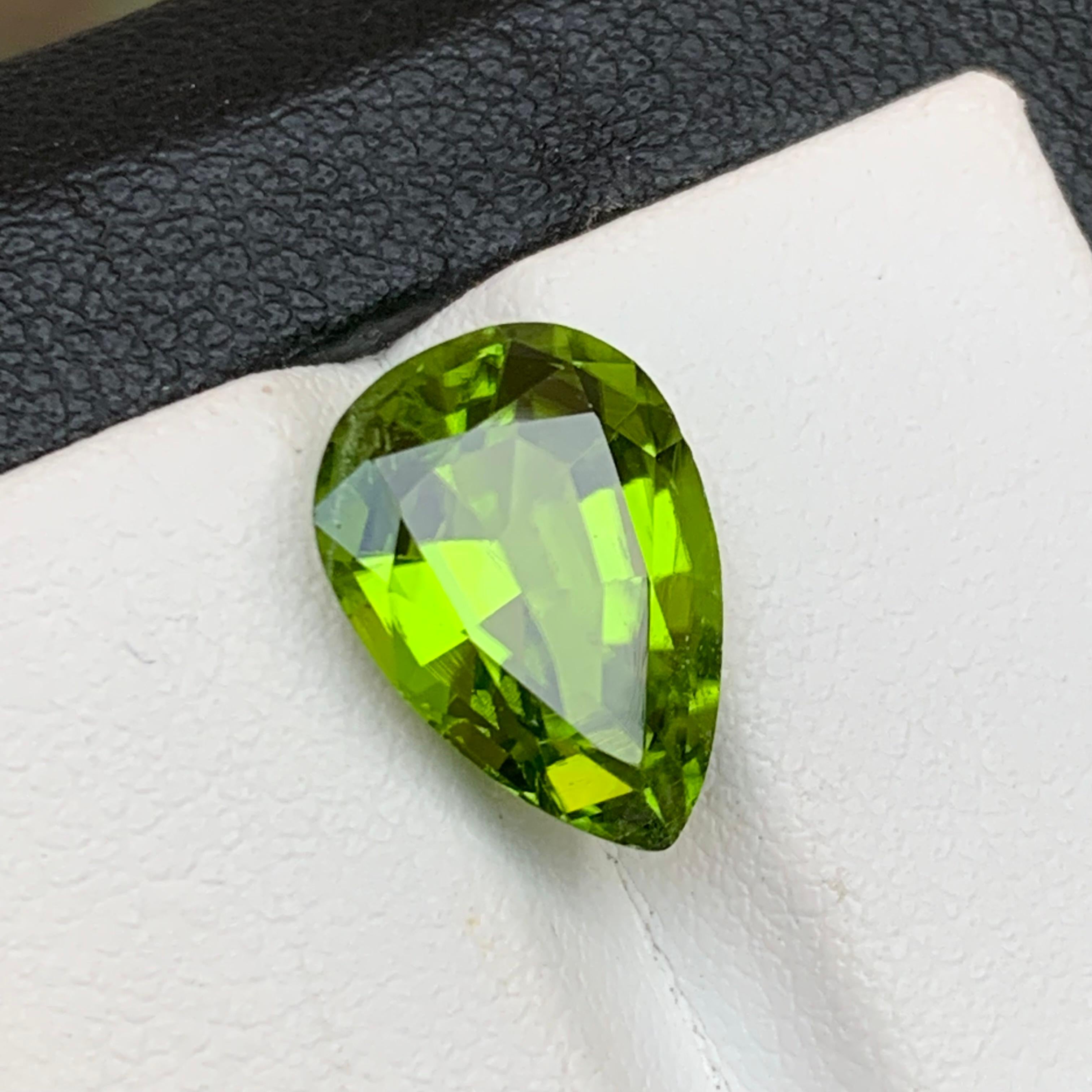 Péridot naturel vert vif pour collier, pendentif, bracelet ou tout autre type de bijoux, taillé en forme de perle du Pakistan !

💎 TYPE DE PIERRE PRÉCIEUSE : Péridot 
⚖️ POIDS : 6.05 Carats
🪚 SHAPE & CUT : Coupe poire
📏 TAILLE (MM) : 13,35 x 9,52