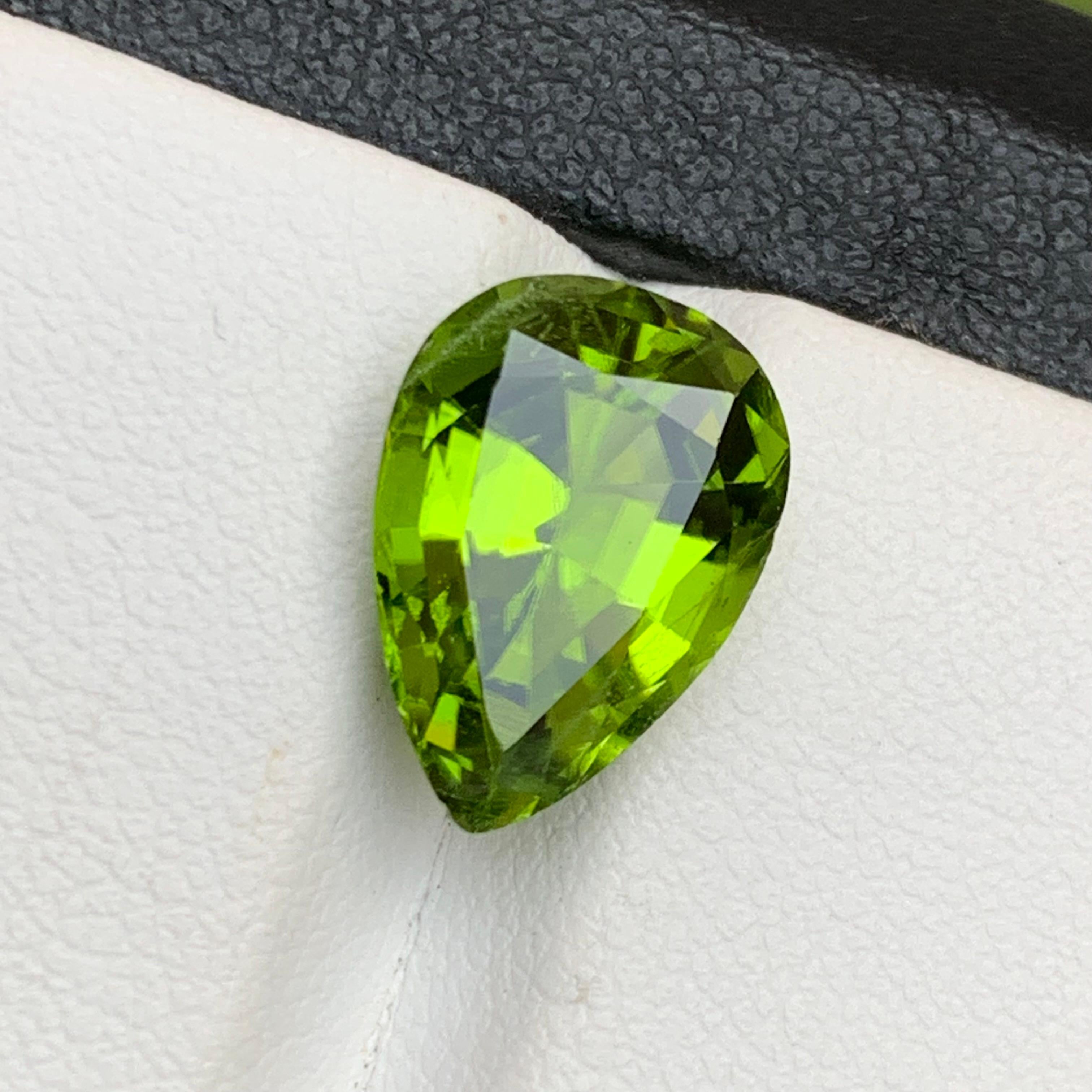 Contemporain Vivid Green Natural Peridot Necklace Pendant Loose Gemstone 6.05 Carat Pear Cut en vente