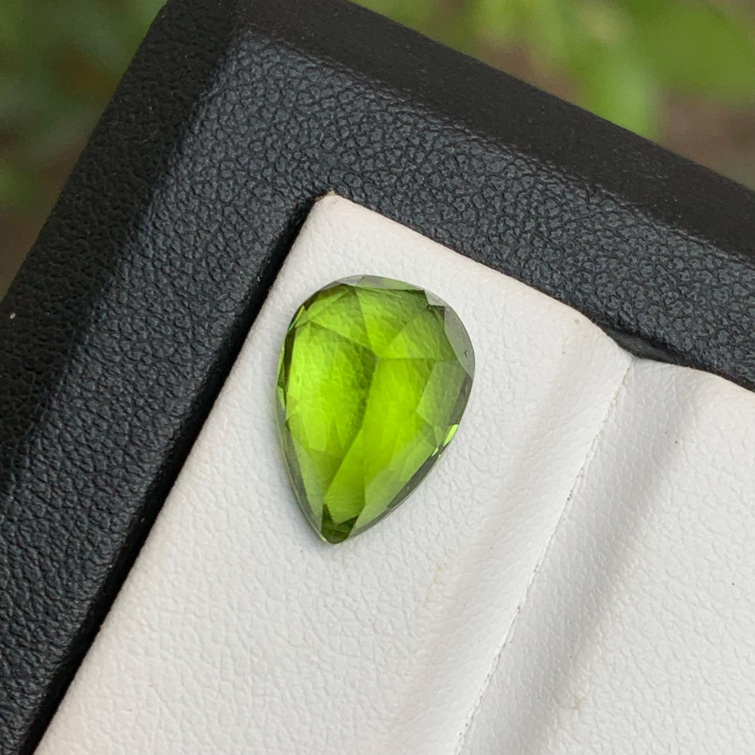 Taille poire Vivid Green Natural Peridot Necklace Pendant Loose Gemstone 6.05 Carat Pear Cut en vente