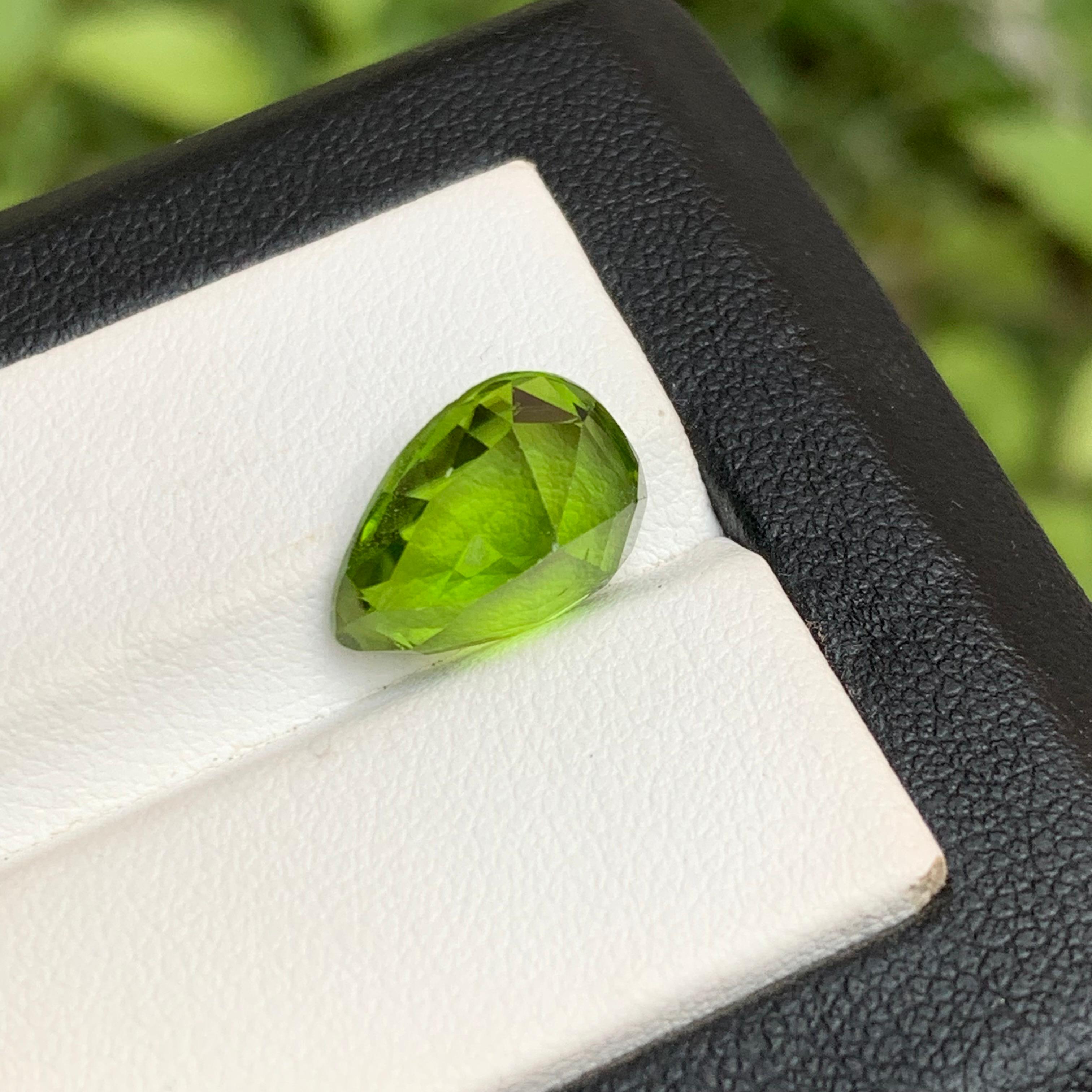Vivid Green Natural Peridot Necklace Pendant Loose Gemstone 6.05 Carat Pear Cut Neuf - En vente à Peshawar, PK