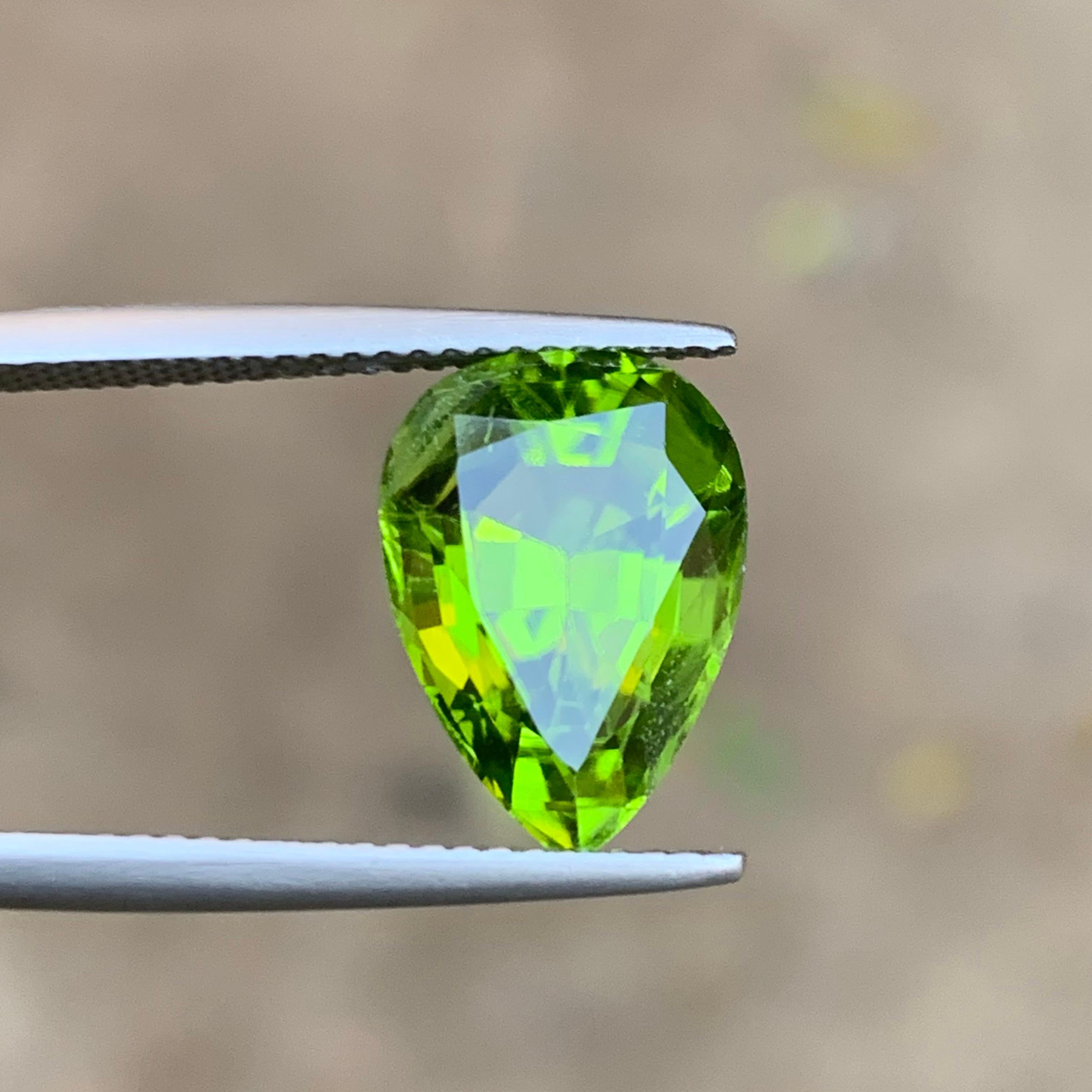 Vivid Green Natural Peridot Necklace Pendant Loose Gemstone 6.05 Carat Pear Cut Unisexe en vente