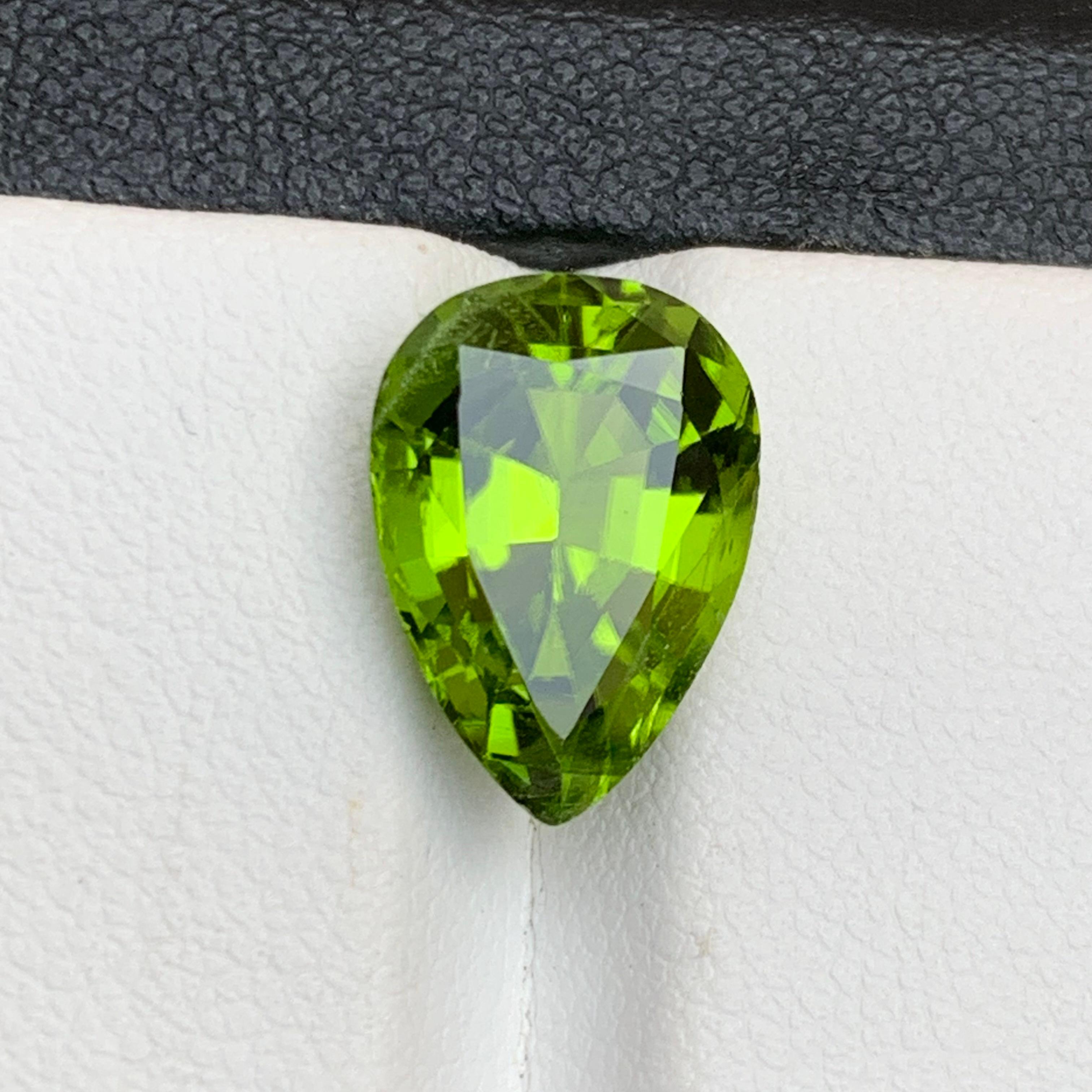 Vivid Green Natural Peridot Necklace Pendant Loose Gemstone 6.05 Carat Pear Cut en vente 1