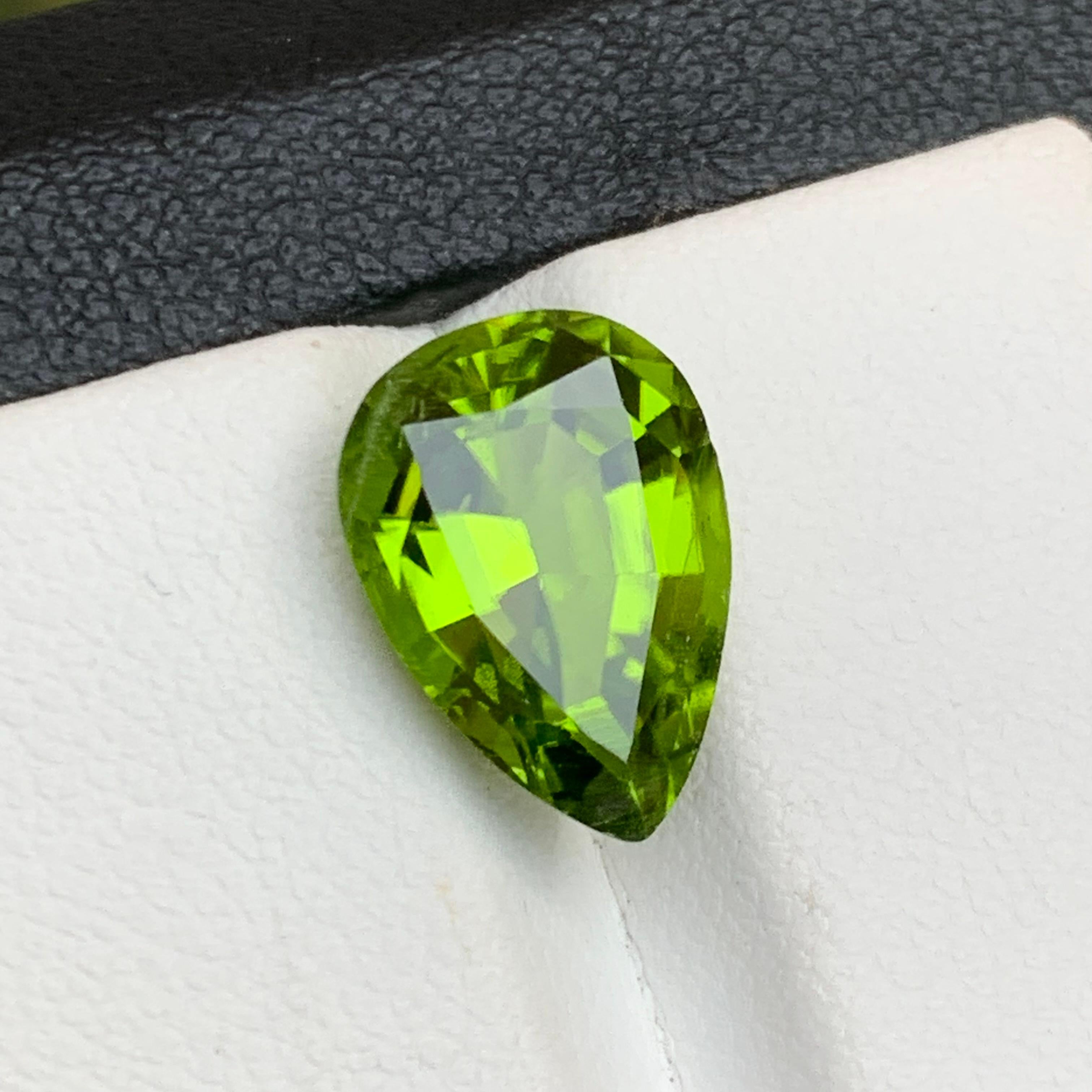 Vivid Green Natural Peridot Necklace Pendant Loose Gemstone 6.05 Carat Pear Cut en vente 2