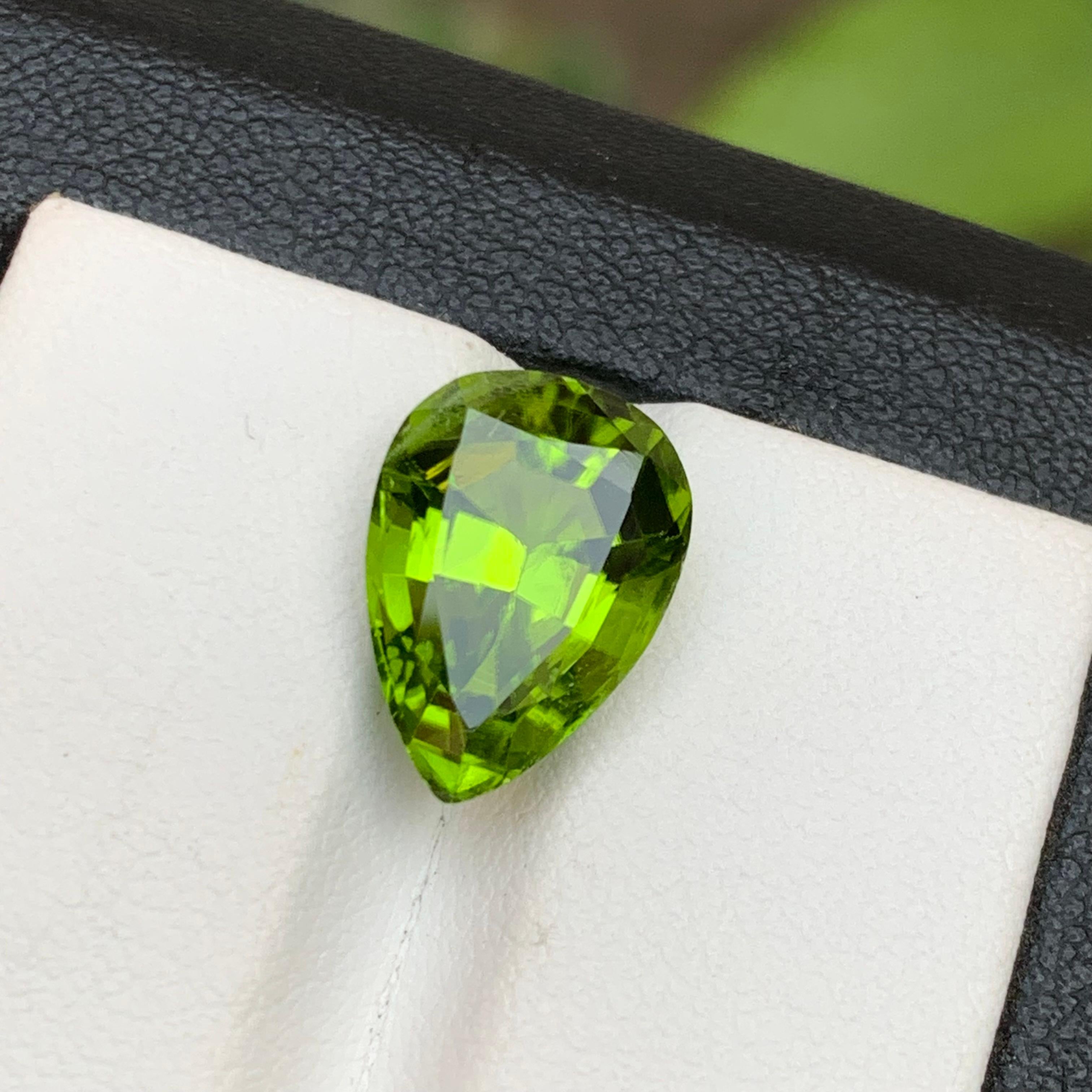 Vivid Green Natural Peridot Necklace Pendant Loose Gemstone 6.05 Carat Pear Cut en vente 3