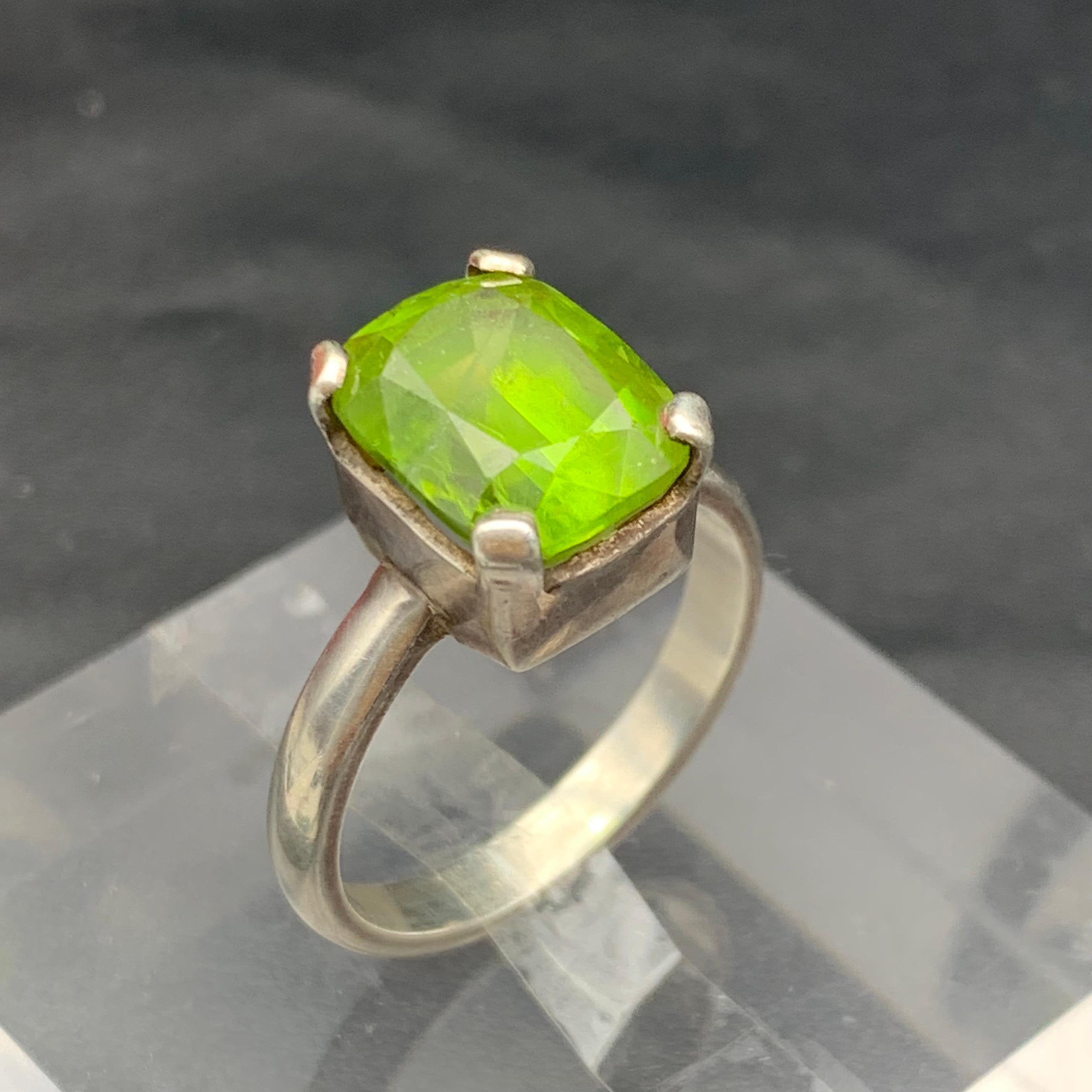 Anillo de peridoto natural verde vivo en plata de ley 925 - Anillo de cóctel hecho a mano en venta 6