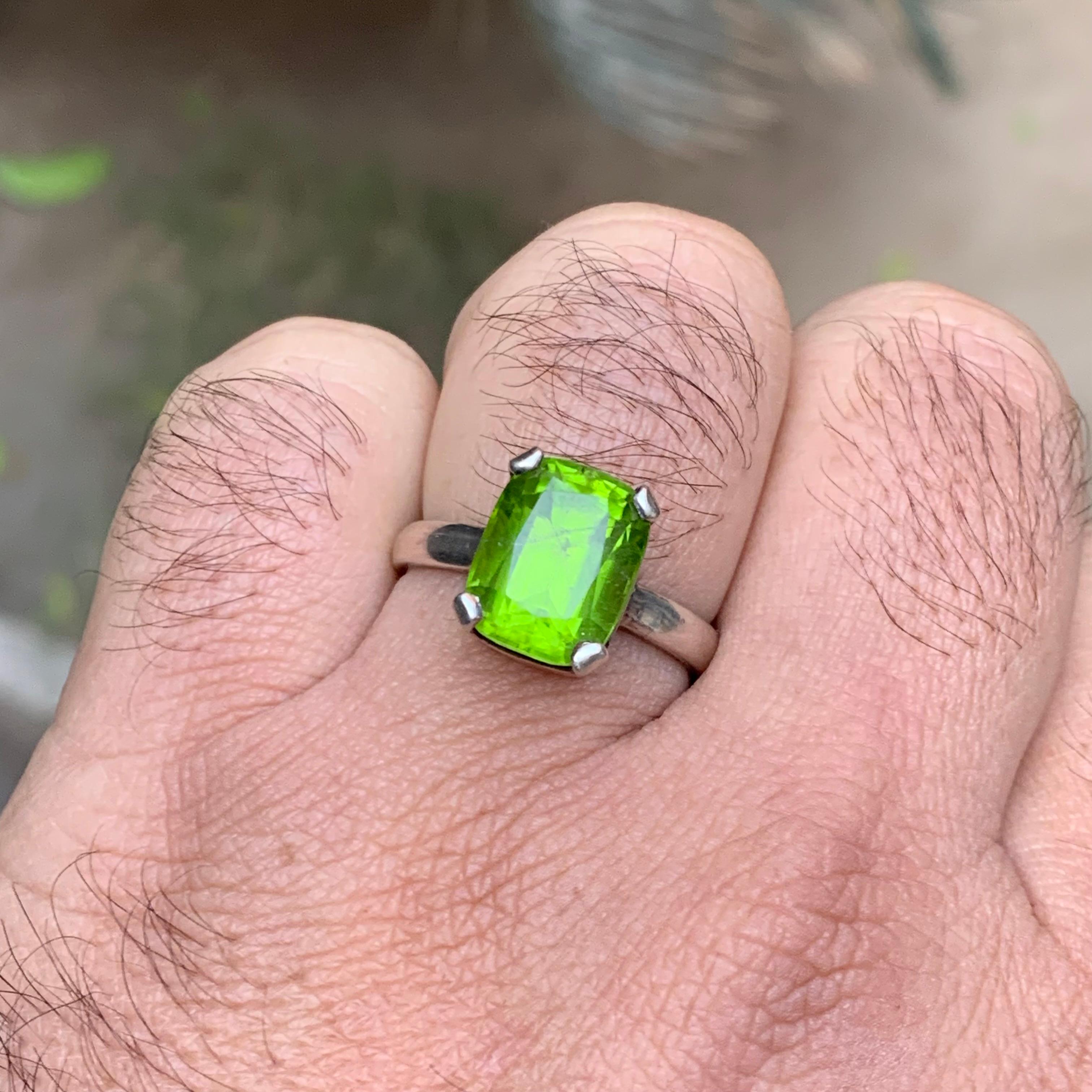 Anillo de peridoto natural verde vivo en plata de ley 925 - Anillo de cóctel hecho a mano Moderno en venta