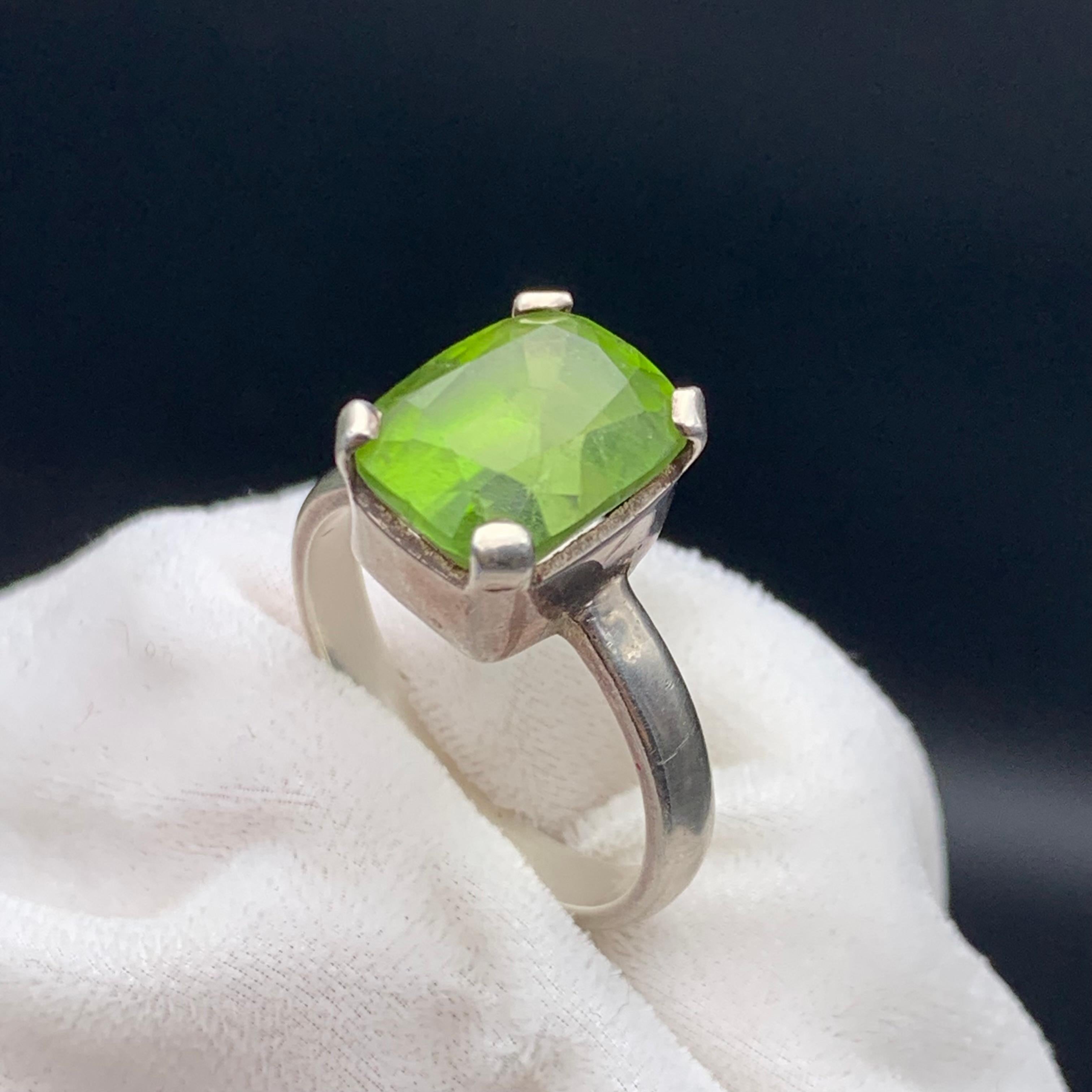 Anillo de peridoto natural verde vivo en plata de ley 925 - Anillo de cóctel hecho a mano en Nuevo estado para la venta en Peshawar, PK