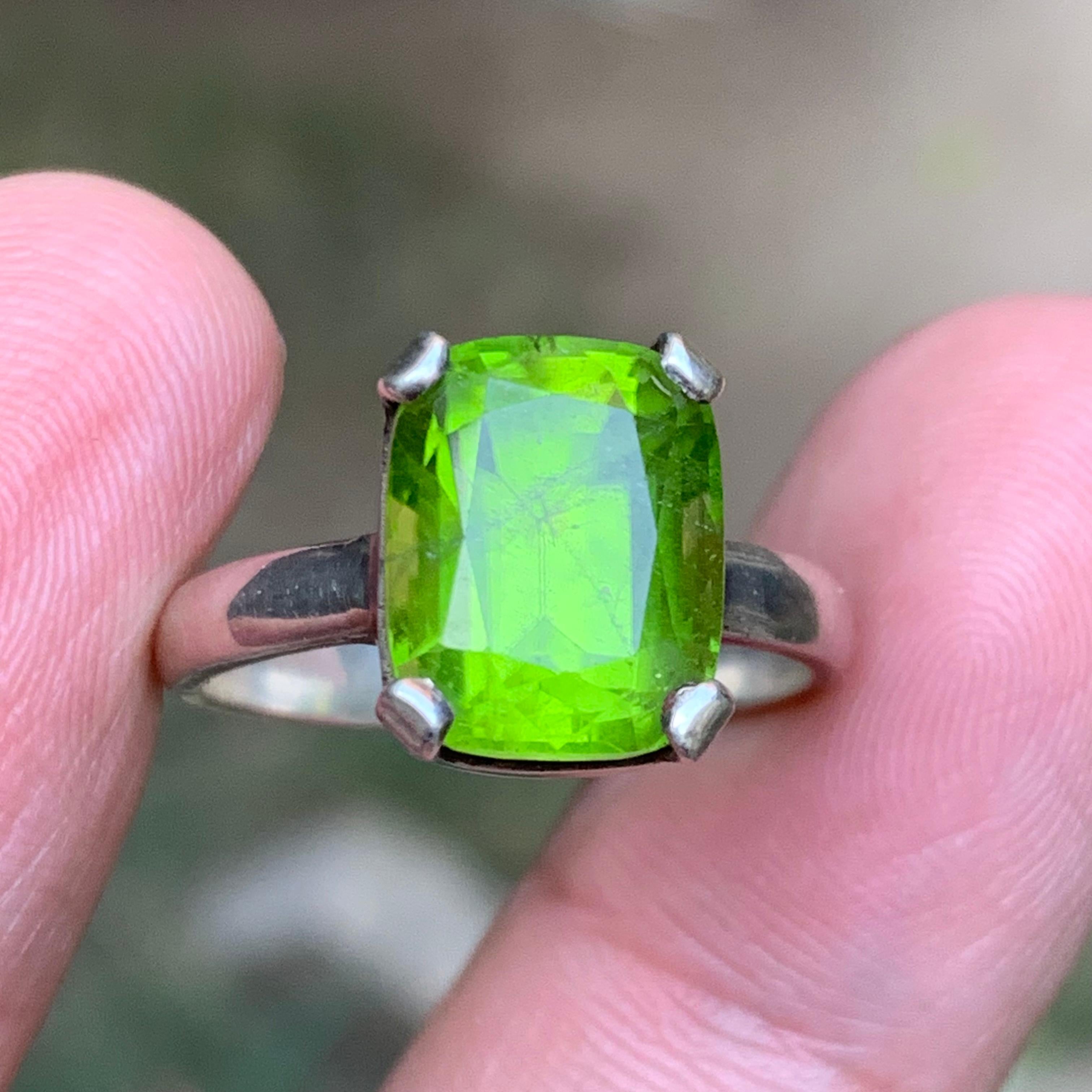 Anillo de peridoto natural verde vivo en plata de ley 925 - Anillo de cóctel hecho a mano en venta 1