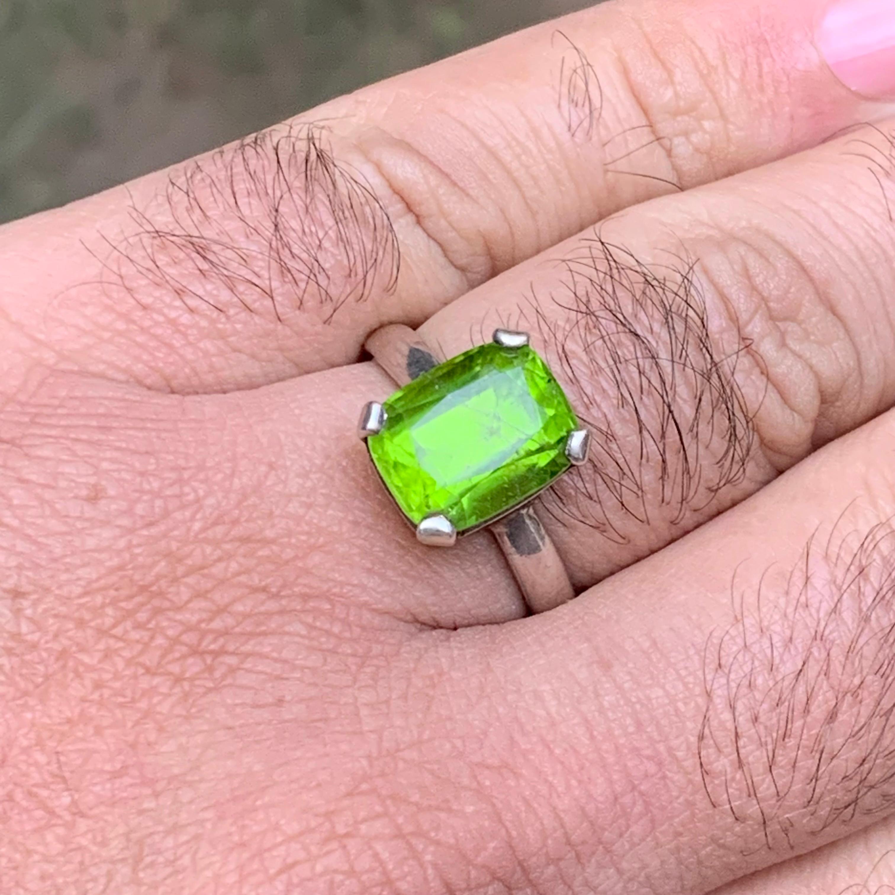 Anillo de peridoto natural verde vivo en plata de ley 925 - Anillo de cóctel hecho a mano en venta 2