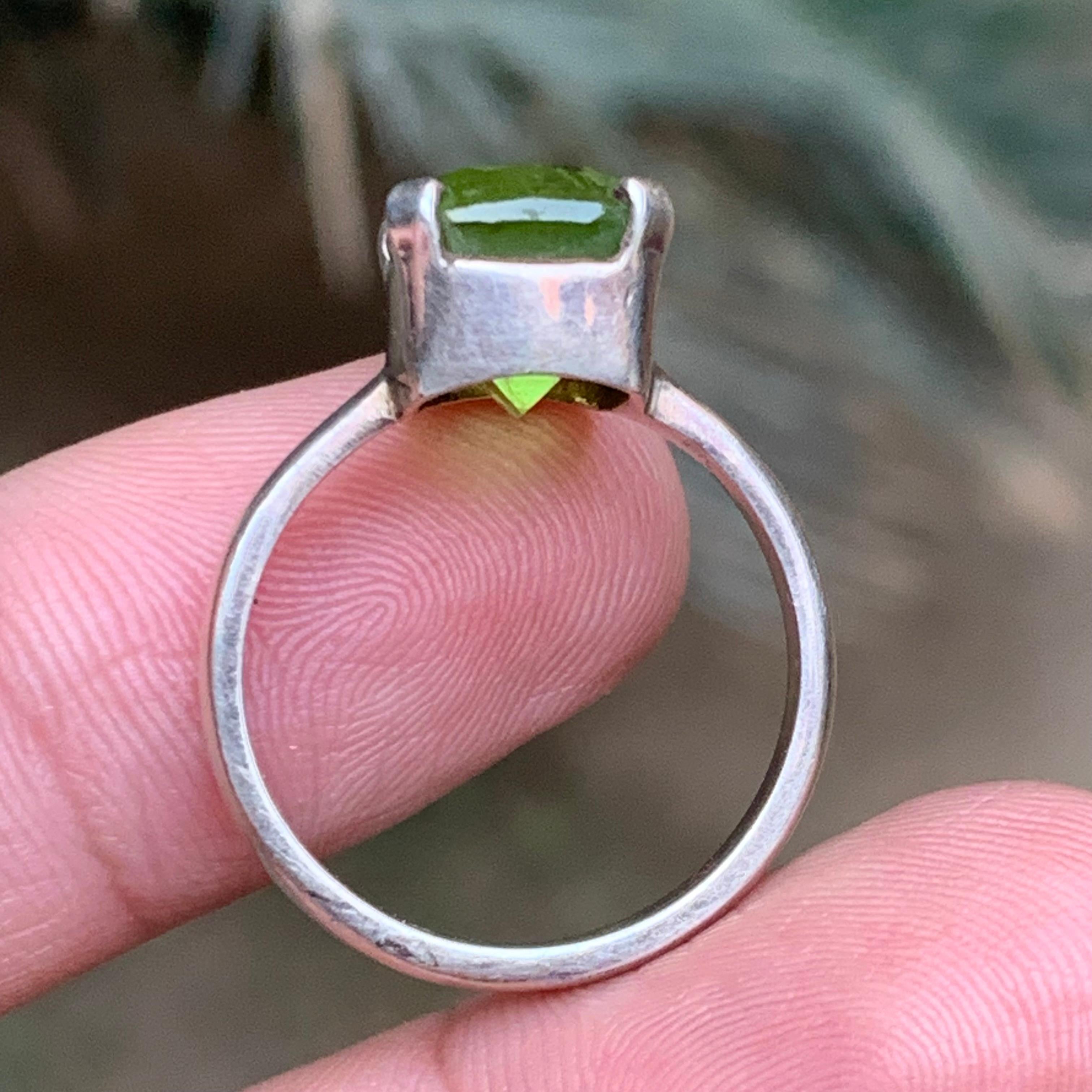 Anillo de peridoto natural verde vivo en plata de ley 925 - Anillo de cóctel hecho a mano en venta 3
