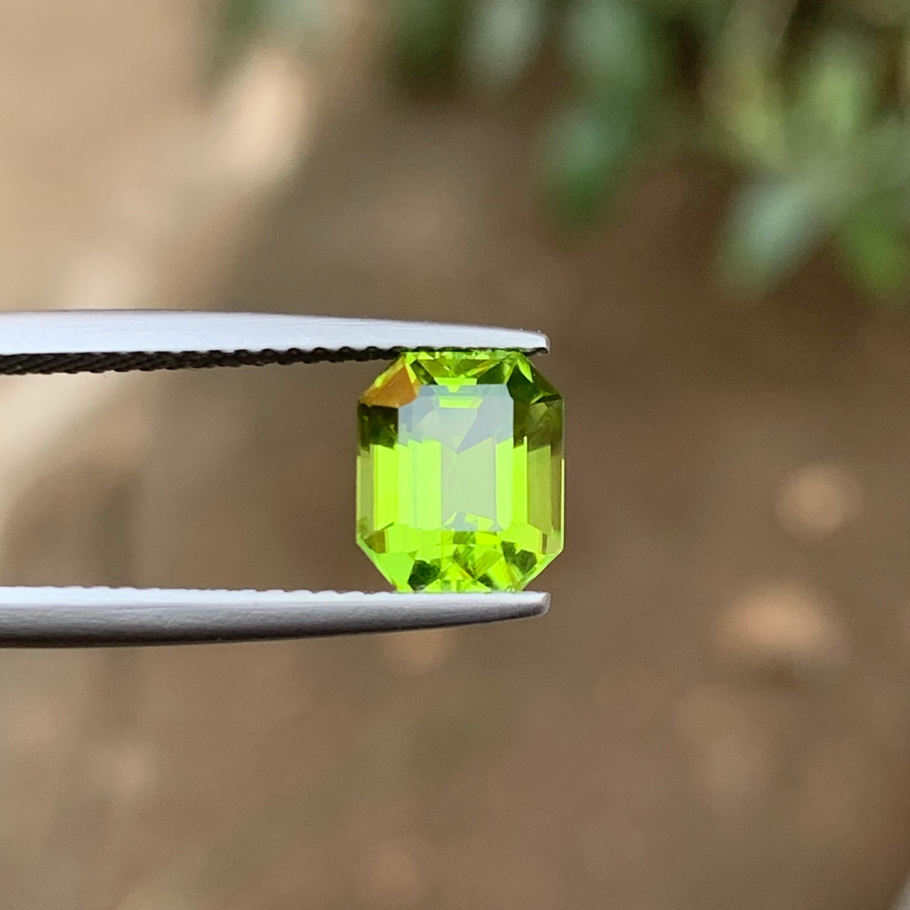 Vivid Green Natural Peridot Ring Loose Gemstone 2.25 Ct Emerald Cut for Jewelry For Sale 5