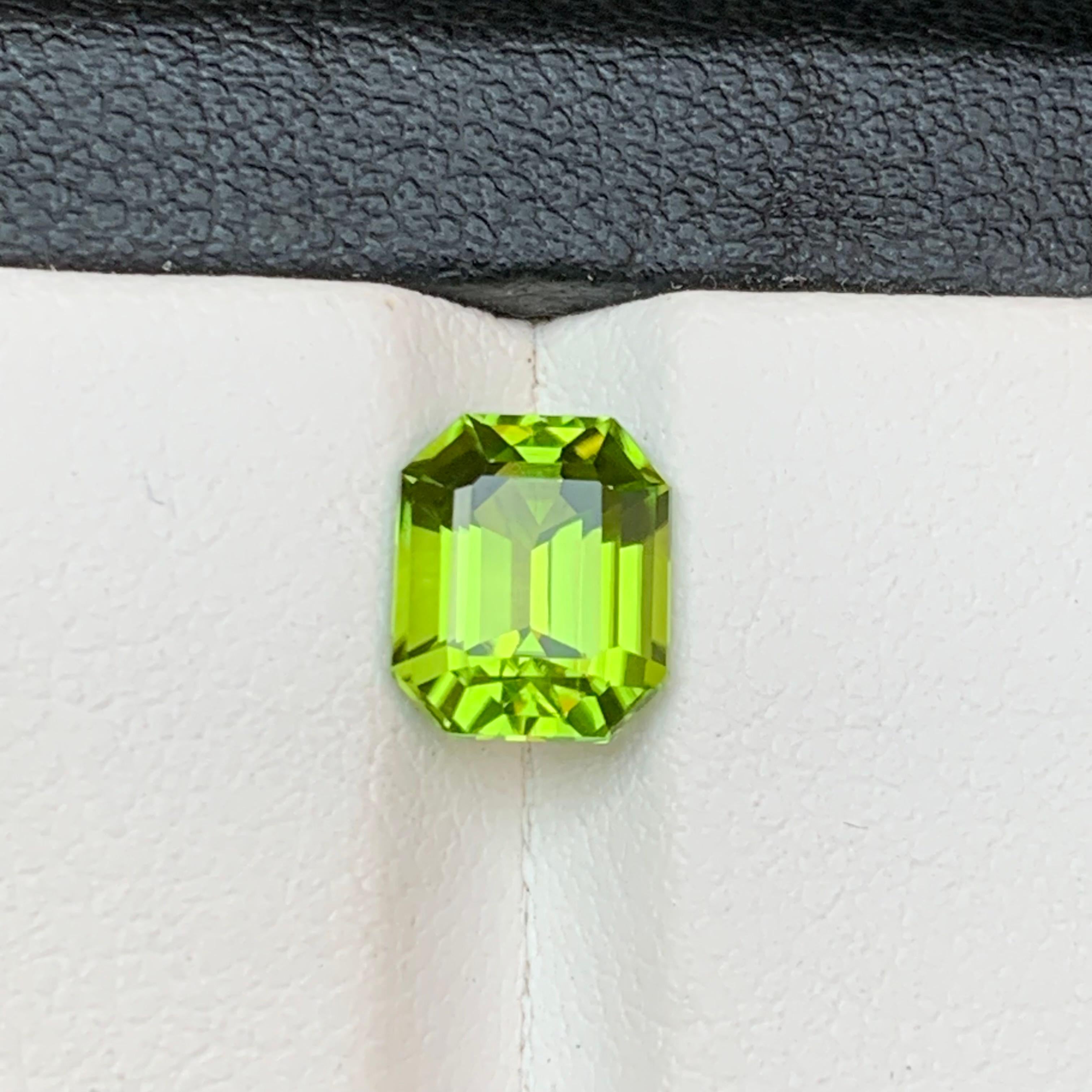Vivid Green Natural Peridot Ring Loose Gemstone 2.25 Ct Emerald Cut for Jewelry For Sale 6