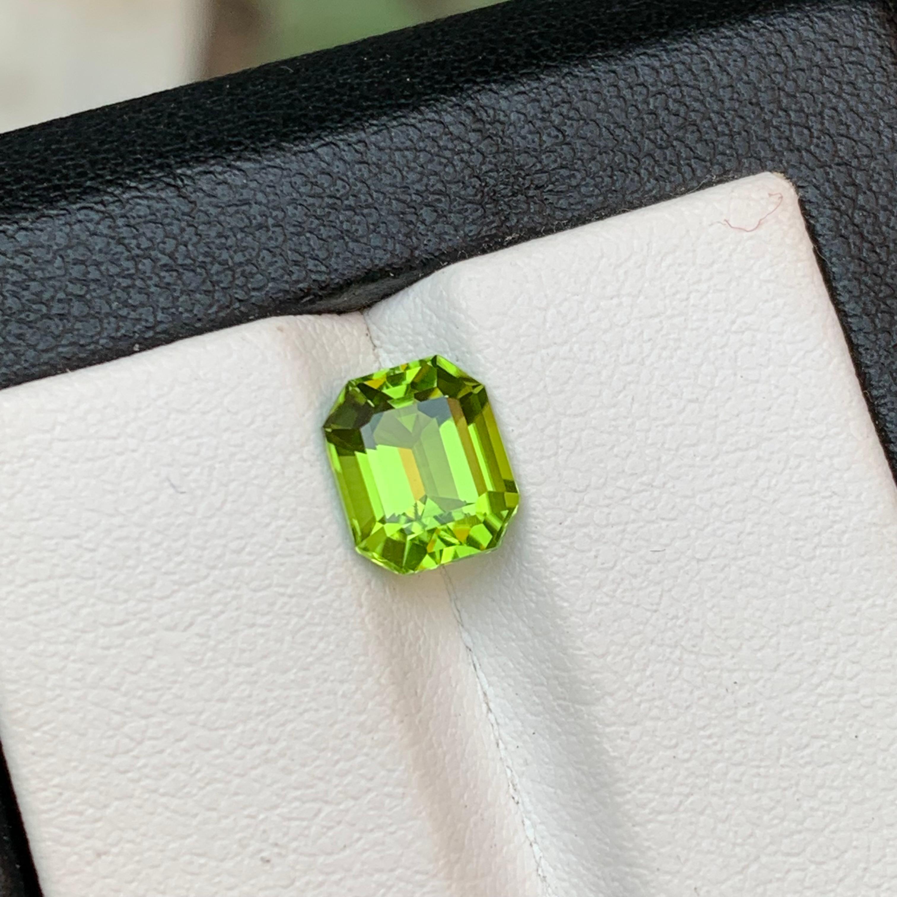 Vivid Green Natural Peridot Ring Loose Gemstone 2.25 Ct Emerald Cut for Jewelry For Sale 7