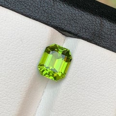 Anello di peridoto naturale verde vivo allentato 2,25 carati taglio smeraldo per gioielli