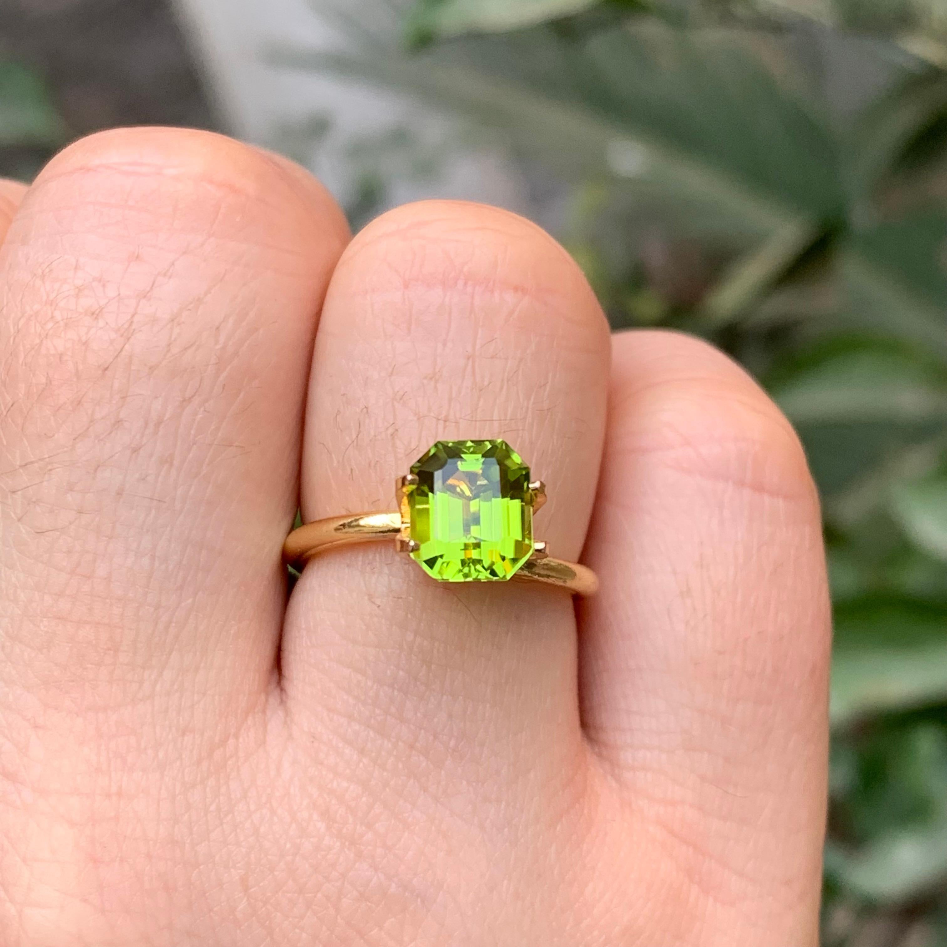 Contemporary Vivid Green Natural Peridot Ring Loose Gemstone 2.25 Ct Emerald Cut for Jewelry For Sale