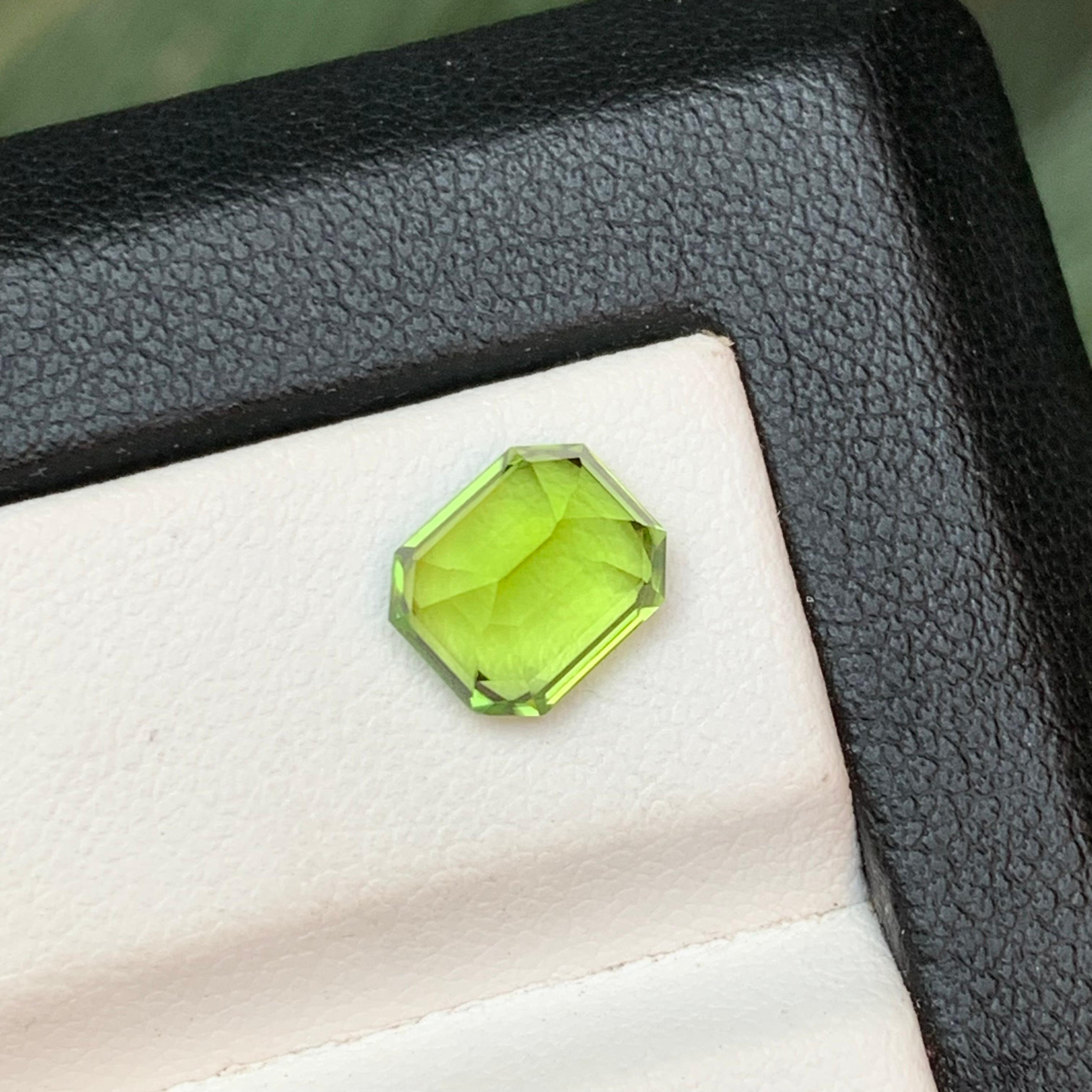 Vivid Green Natural Peridot Ring Loose Gemstone 2.25 Ct Emerald Cut for Jewelry In New Condition For Sale In Peshawar, PK