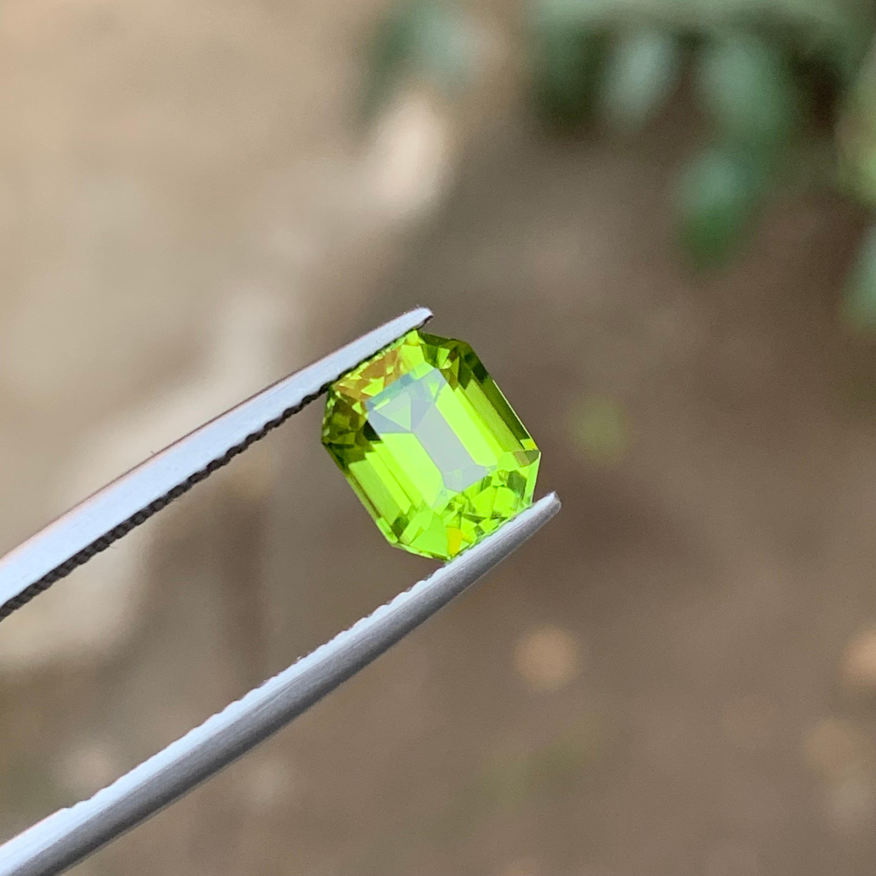 Women's or Men's Vivid Green Natural Peridot Ring Loose Gemstone 2.25 Ct Emerald Cut for Jewelry For Sale
