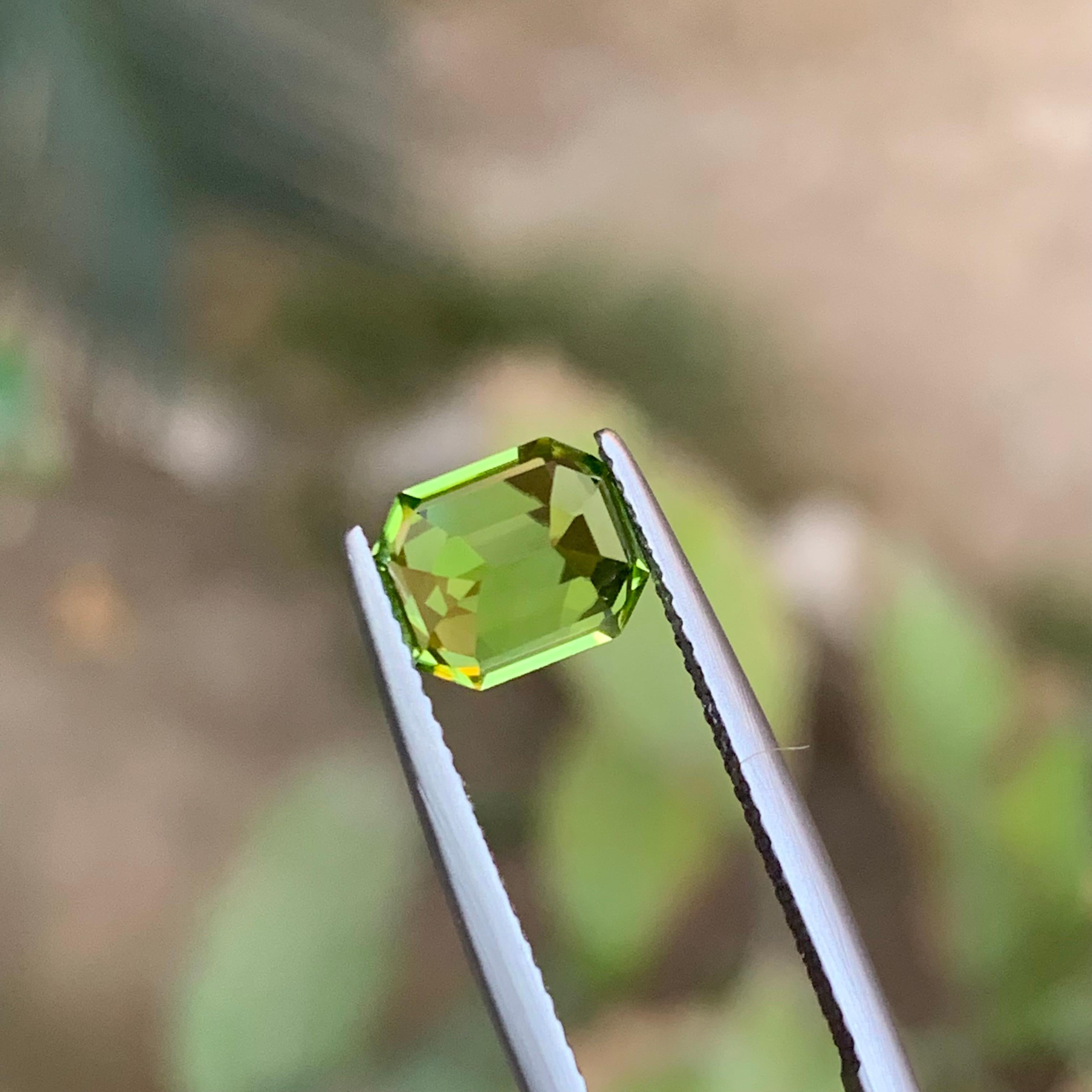 Vivid Green Natural Peridot Ring Loose Gemstone 2.25 Ct Emerald Cut for Jewelry For Sale 1