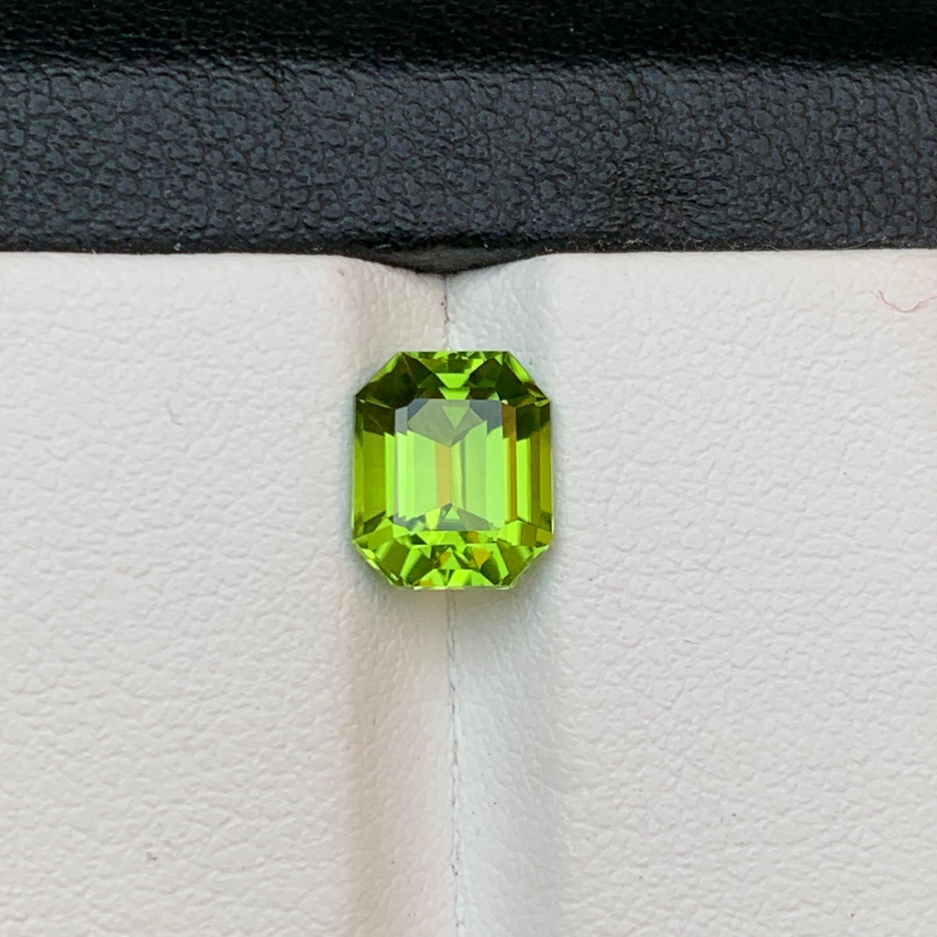 Vivid Green Natural Peridot Ring Loose Gemstone 2.25 Ct Emerald Cut for Jewelry For Sale 2