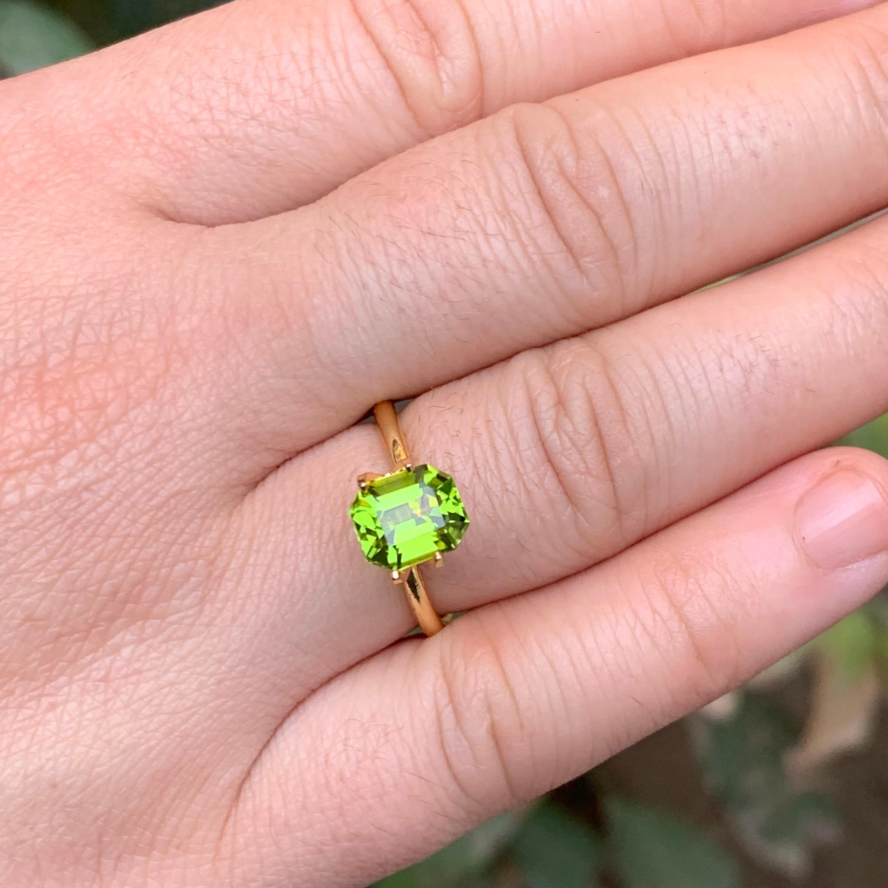 Vivid Green Natural Peridot Ring Loose Gemstone 2.25 Ct Emerald Cut for Jewelry For Sale 3