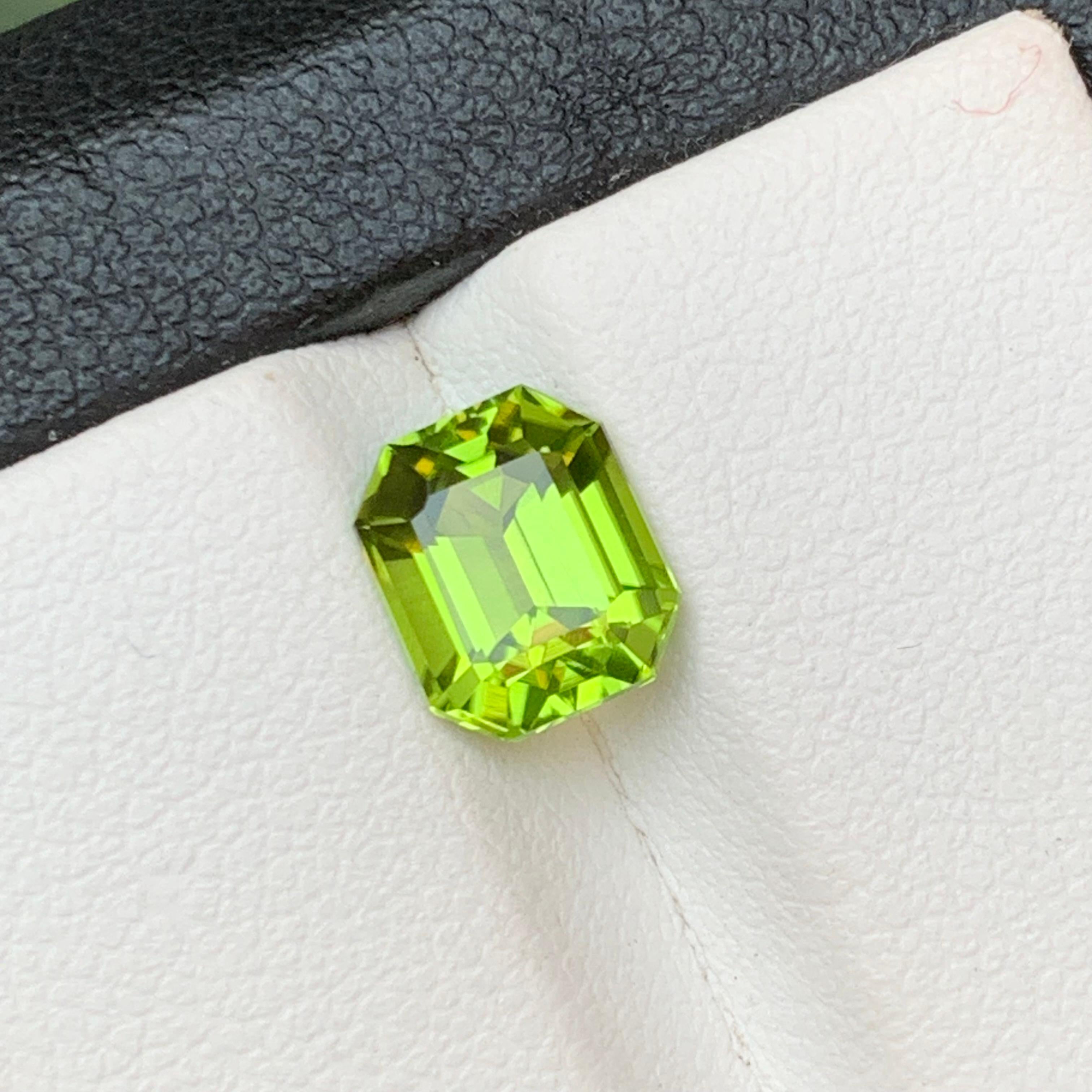 Vivid Green Natural Peridot Ring Loose Gemstone 2.25 Ct Emerald Cut for Jewelry For Sale 4