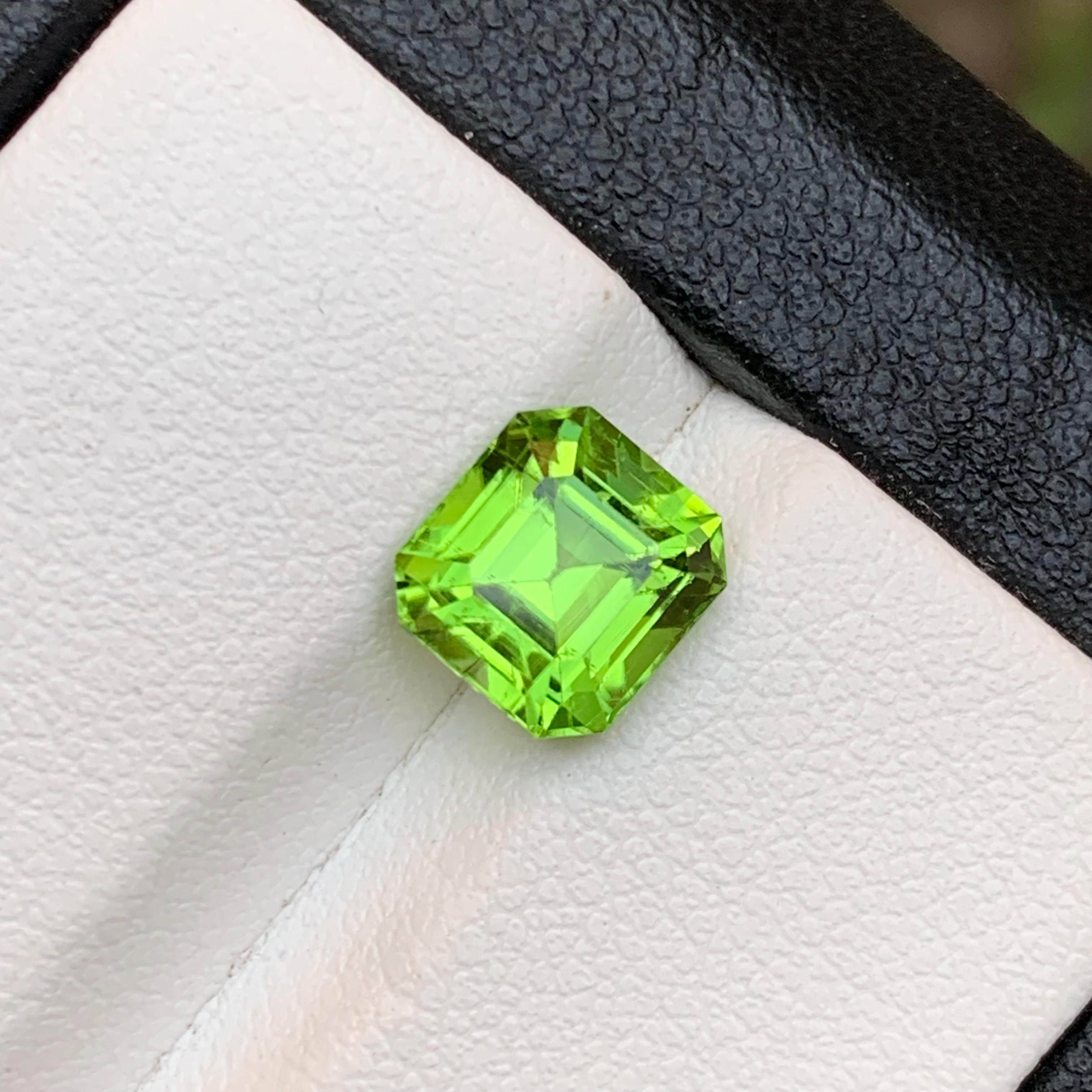 Anello di peridoto naturale verde vivo, gemma sfusa da 2,60 carati taglio Asscher per gioielli in vendita 4