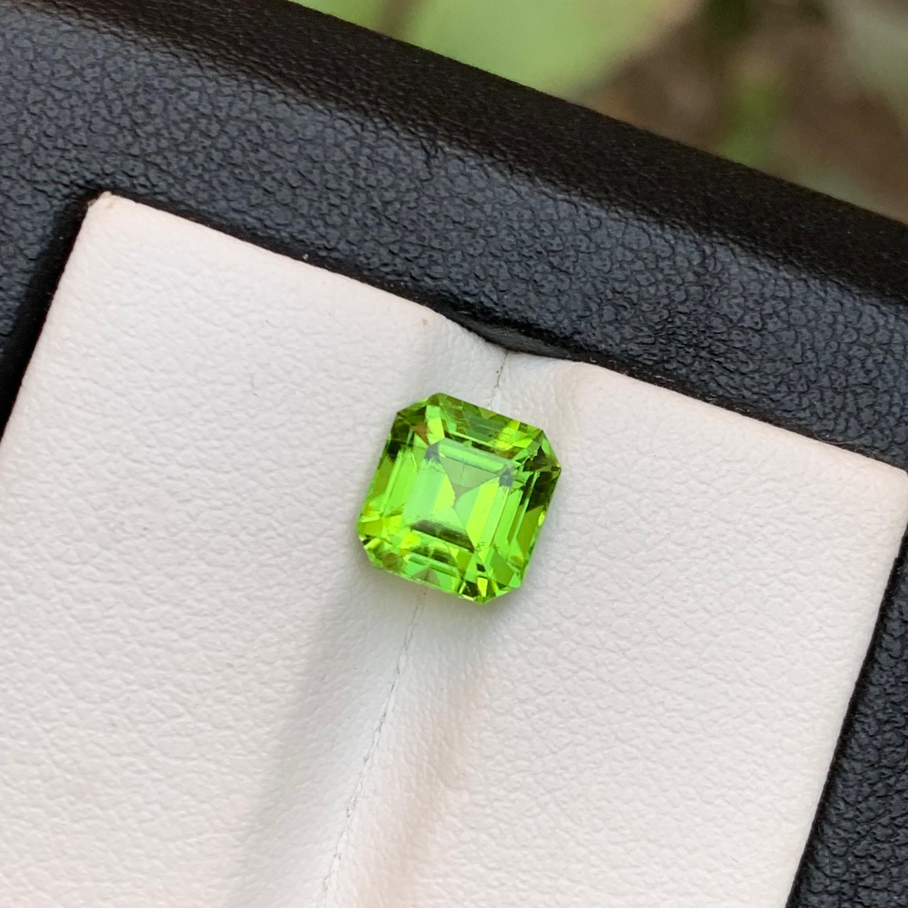 Anello di peridoto naturale verde vivo, gemma sfusa da 2,60 carati taglio Asscher per gioielli in vendita 5