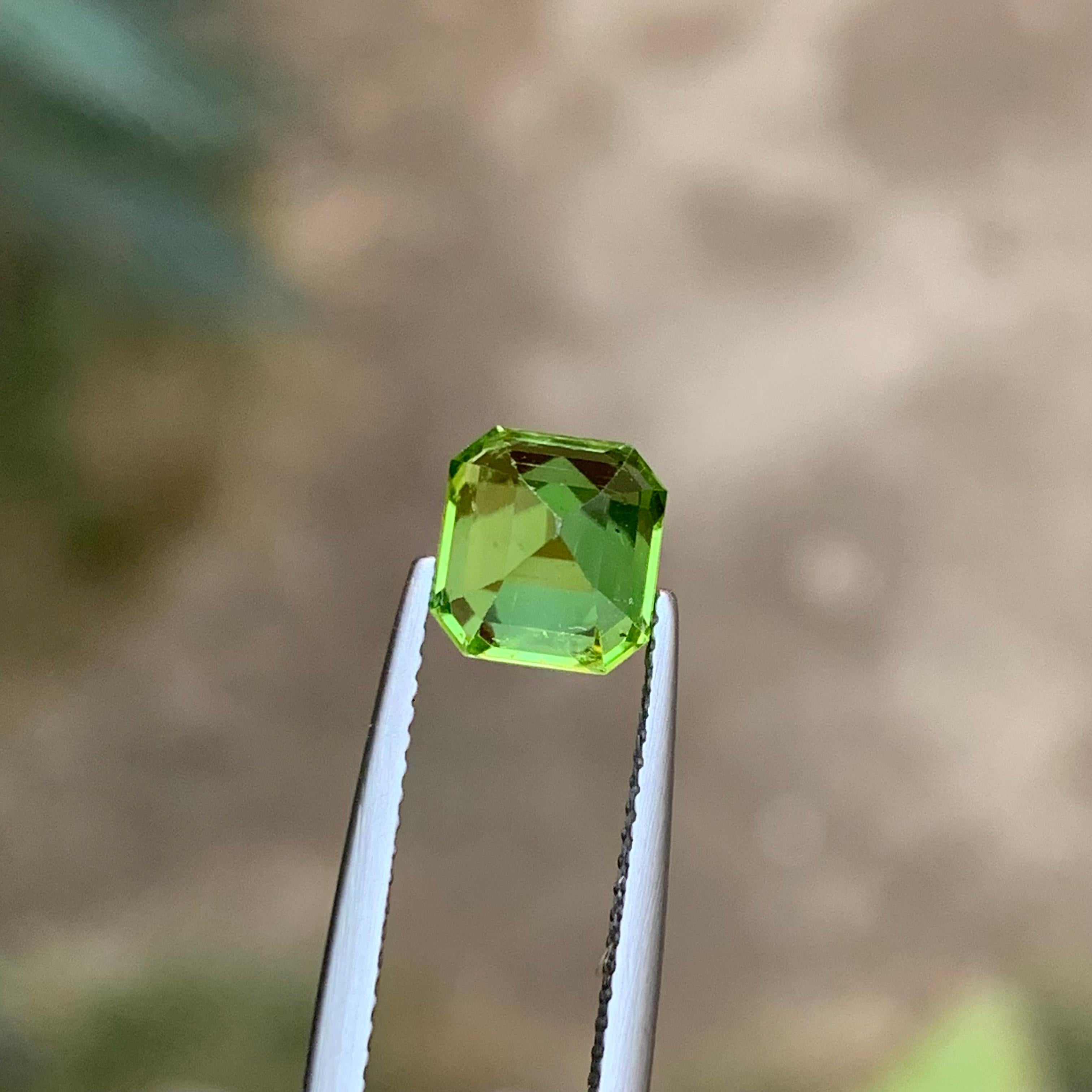 Anello di peridoto naturale verde vivo, gemma sfusa da 2,60 carati taglio Asscher per gioielli in vendita 6