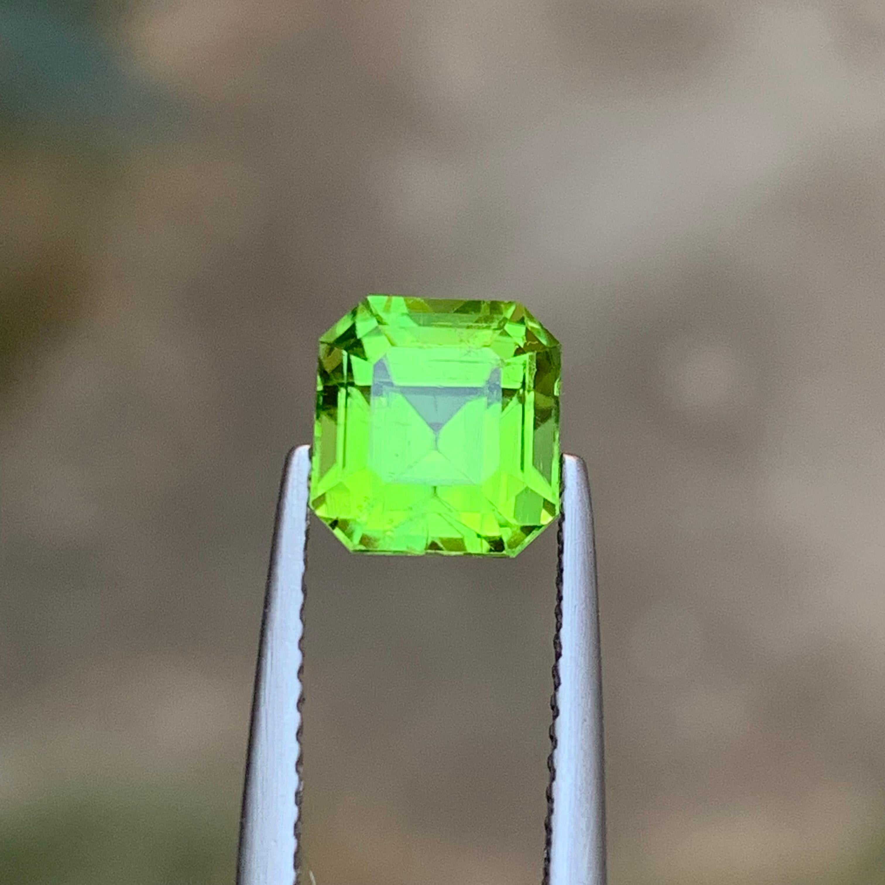 Anello di peridoto naturale verde vivo, gemma sfusa da 2,60 carati taglio Asscher per gioielli in vendita 7