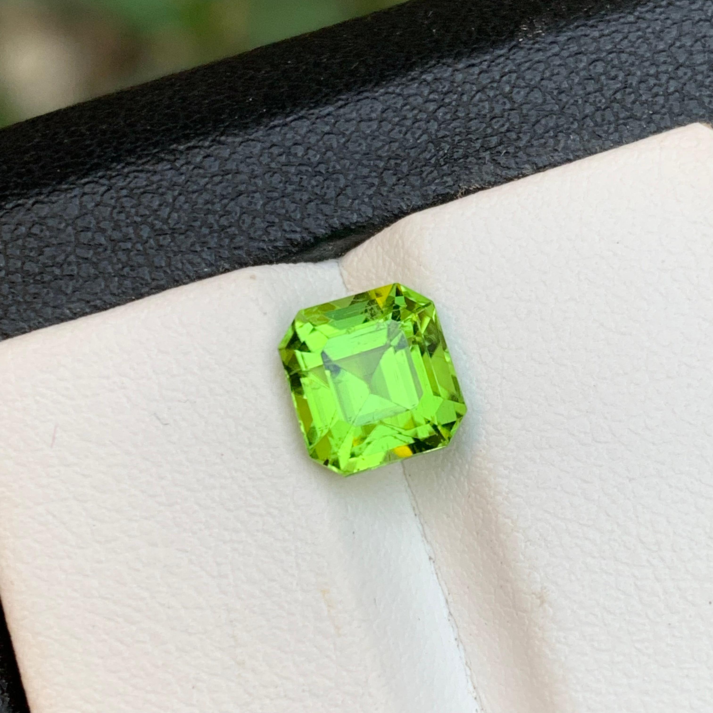 Contemporary Vivid Green Natural Peridot Ring Loose Gemstone 2.60 Ct Asscher Cut for Jewelry For Sale