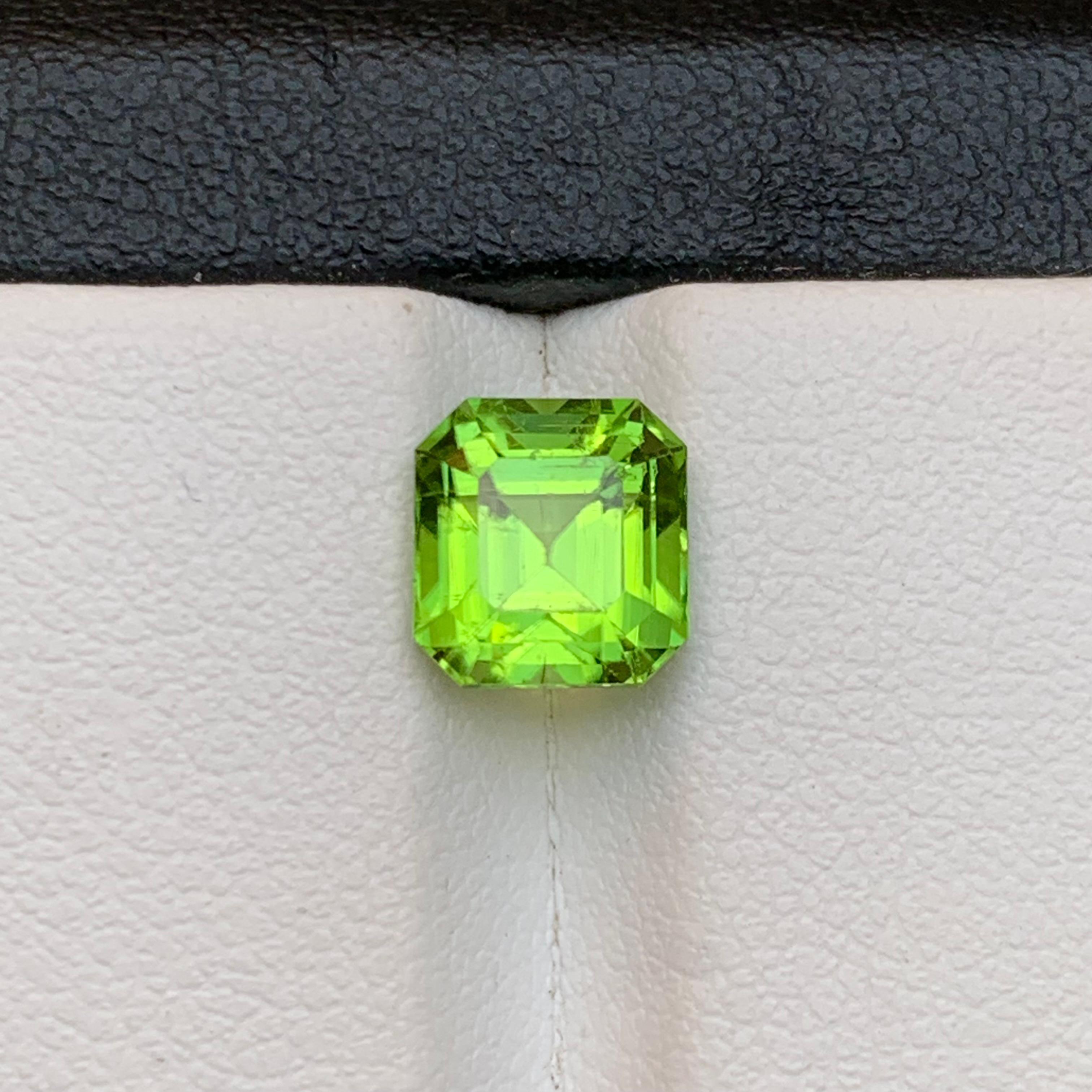 Contemporaneo Anello di peridoto naturale verde vivo, gemma sfusa da 2,60 carati taglio Asscher per gioielli in vendita
