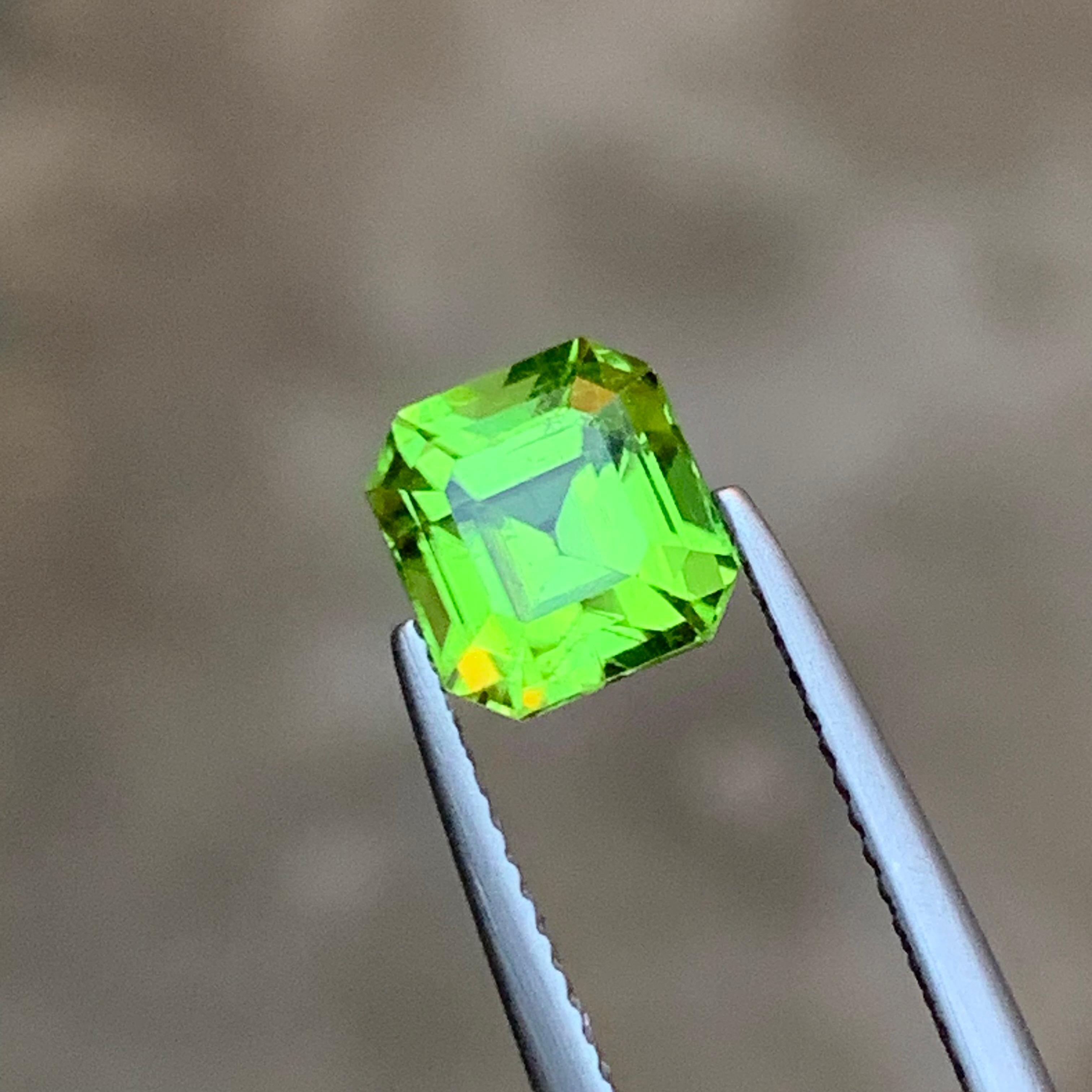 Taglio Asscher Anello di peridoto naturale verde vivo, gemma sfusa da 2,60 carati taglio Asscher per gioielli in vendita