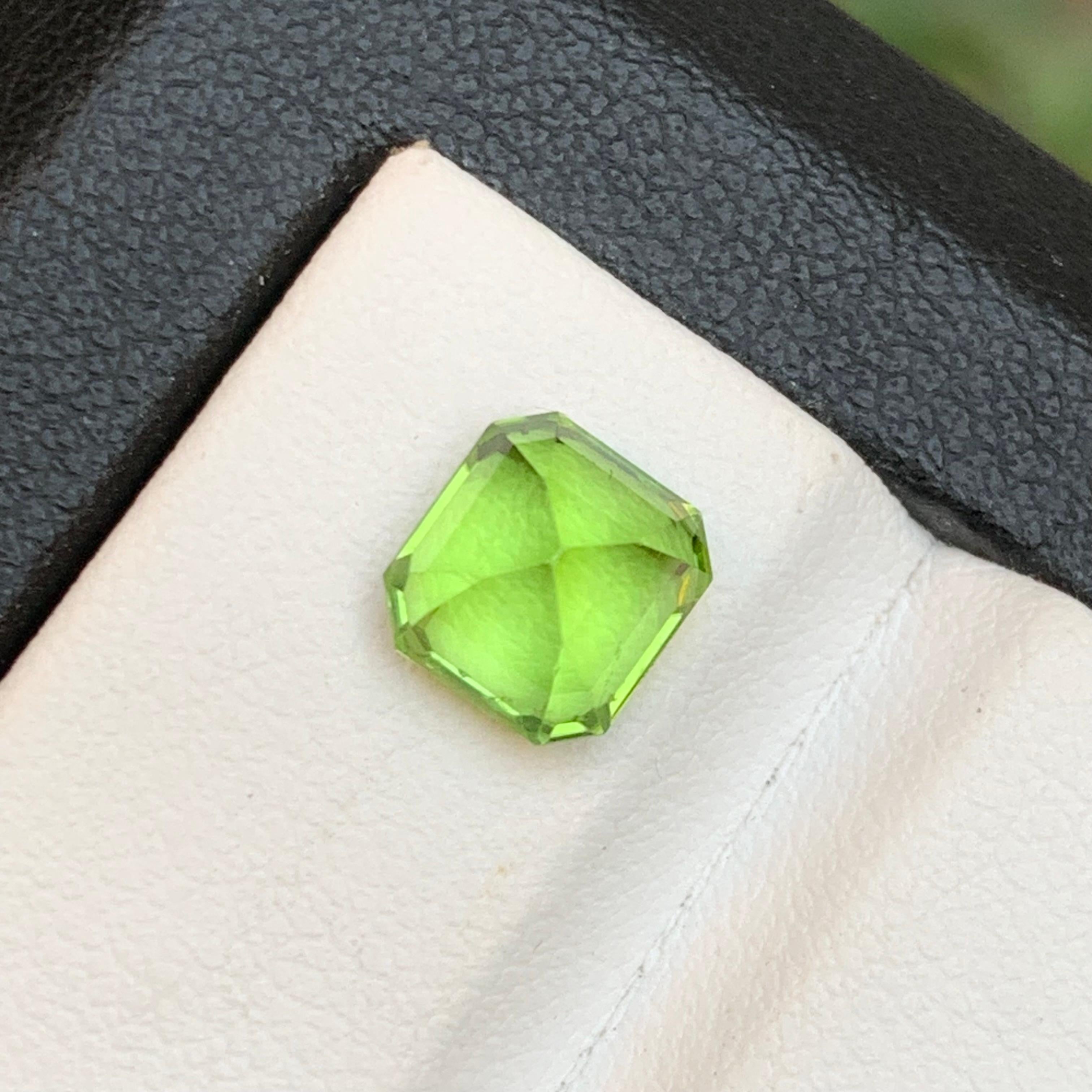 Women's or Men's Vivid Green Natural Peridot Ring Loose Gemstone 2.60 Ct Asscher Cut for Jewelry For Sale