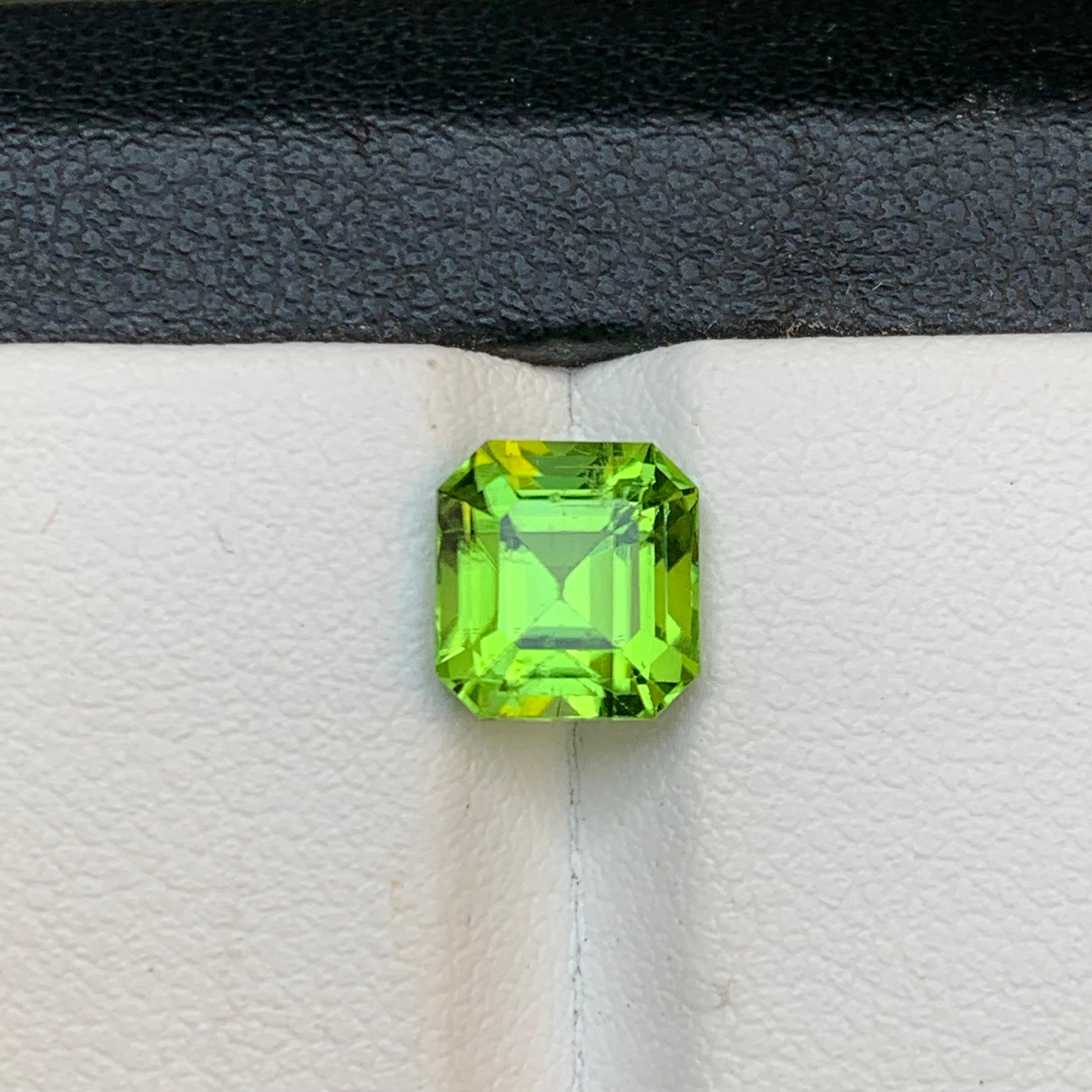 Vivid Green Natural Peridot Ring Loose Gemstone 2.60 Ct Asscher Cut for Jewelry For Sale 1