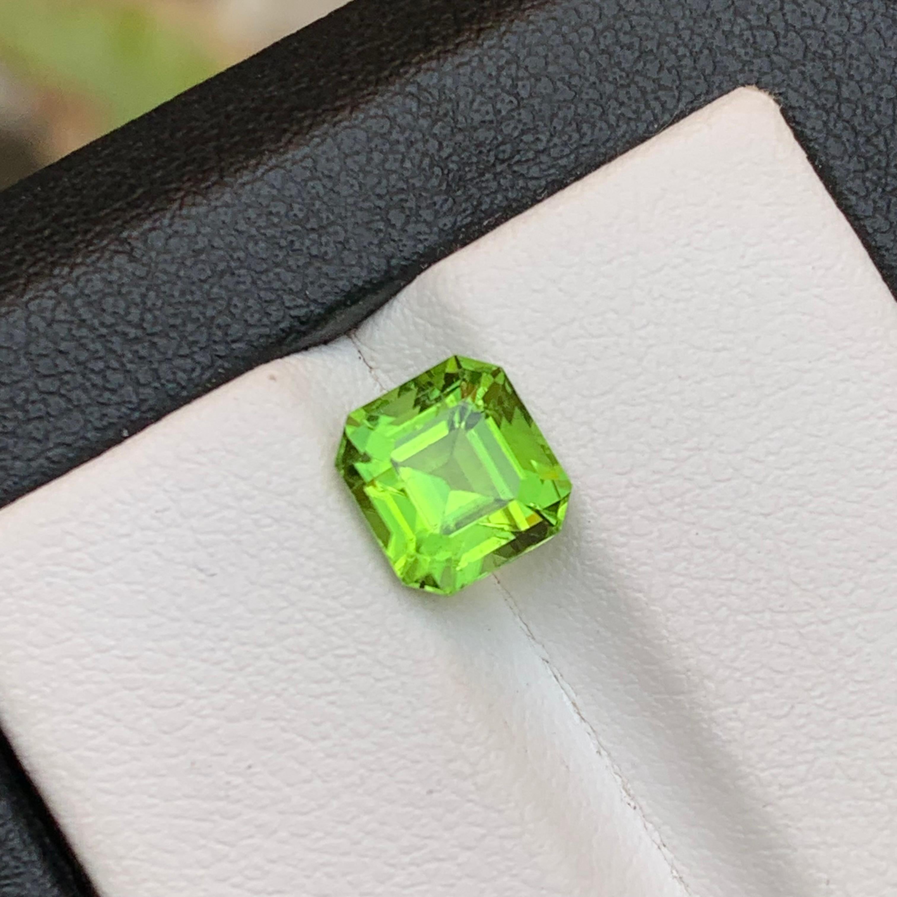 da uomo o donna Anello di peridoto naturale verde vivo, gemma sfusa da 2,60 carati taglio Asscher per gioielli in vendita
