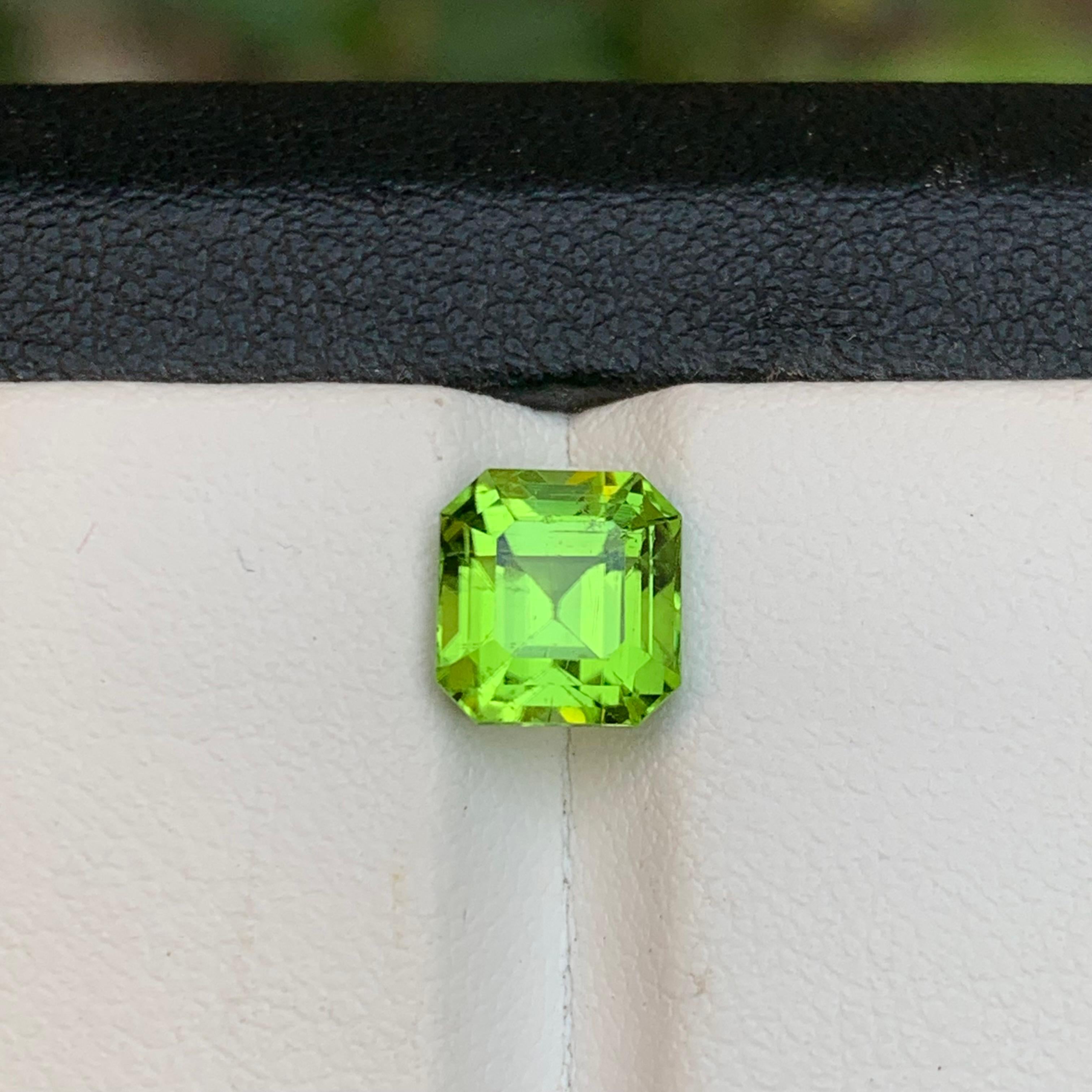 Vivid Green Natural Peridot Ring Loose Gemstone 2.60 Ct Asscher Cut for Jewelry For Sale 2