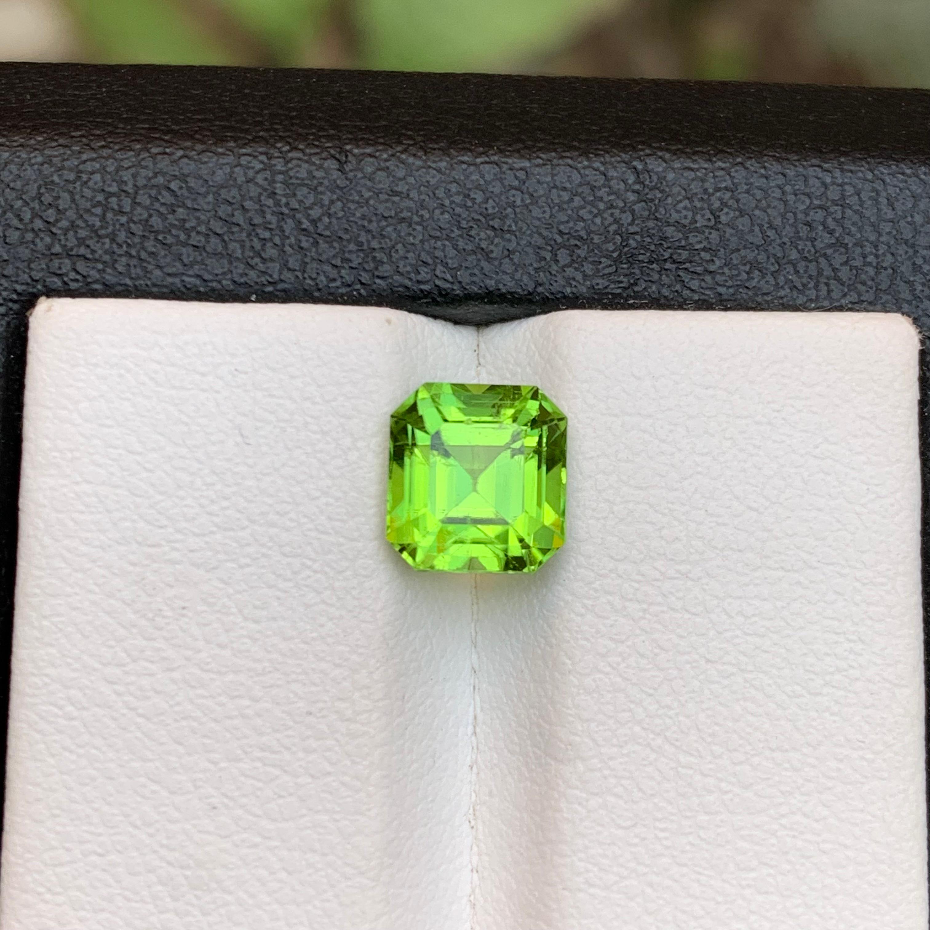 Anello di peridoto naturale verde vivo, gemma sfusa da 2,60 carati taglio Asscher per gioielli in vendita 1