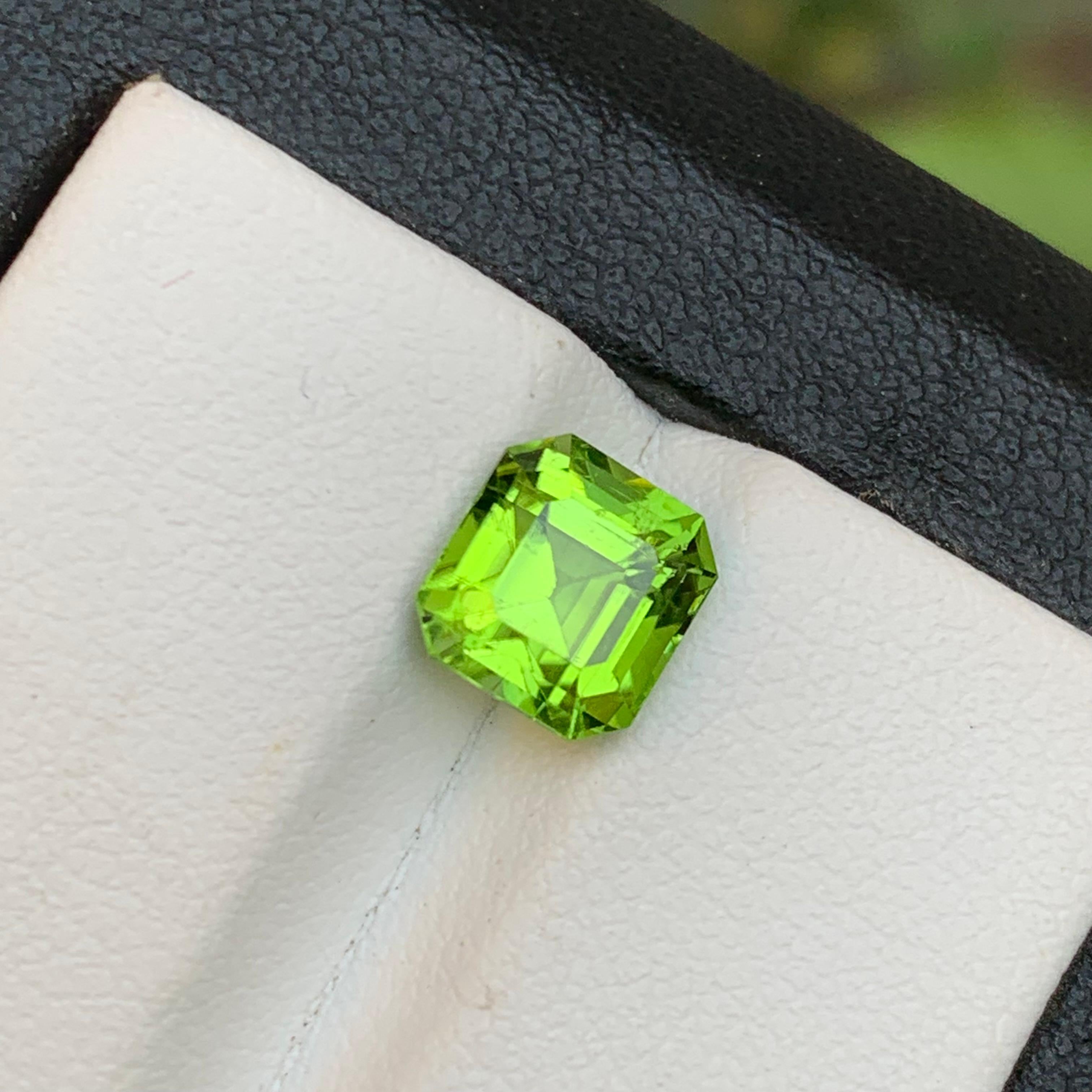Vivid Green Natural Peridot Ring Loose Gemstone 2.60 Ct Asscher Cut for Jewelry For Sale 3