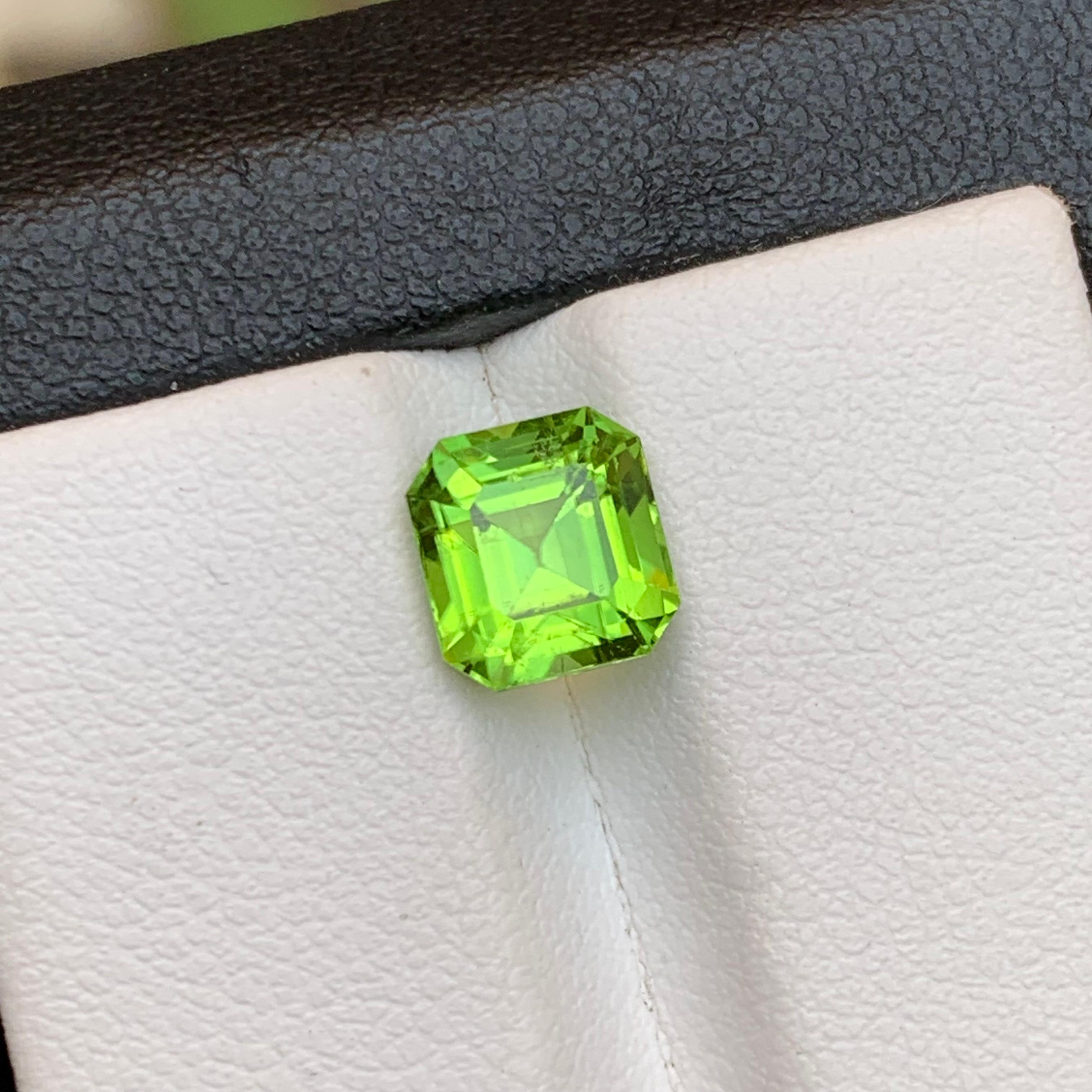 Anello di peridoto naturale verde vivo, gemma sfusa da 2,60 carati taglio Asscher per gioielli in vendita 2