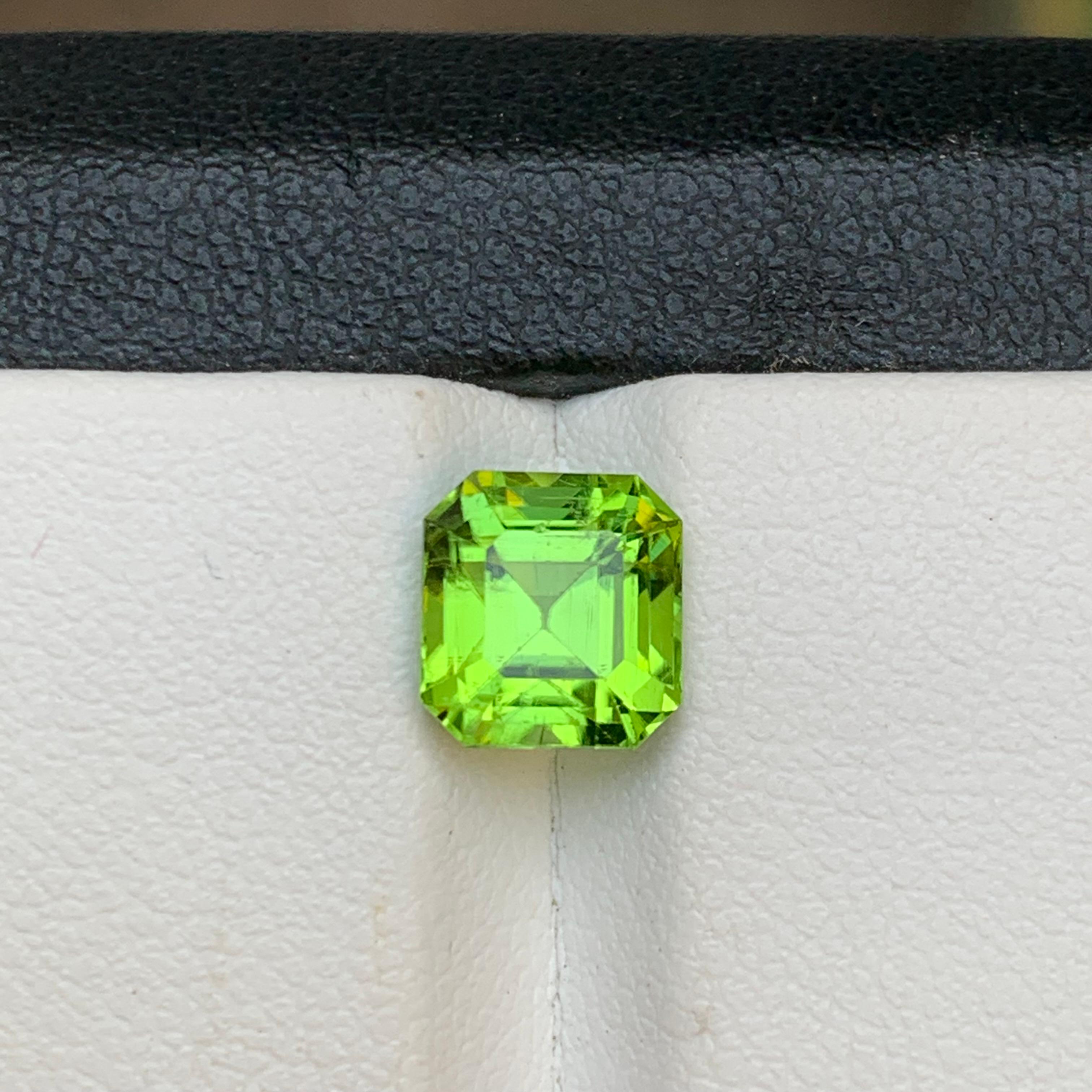 Vivid Green Natural Peridot Ring Loose Gemstone 2.60 Ct Asscher Cut for Jewelry For Sale 4