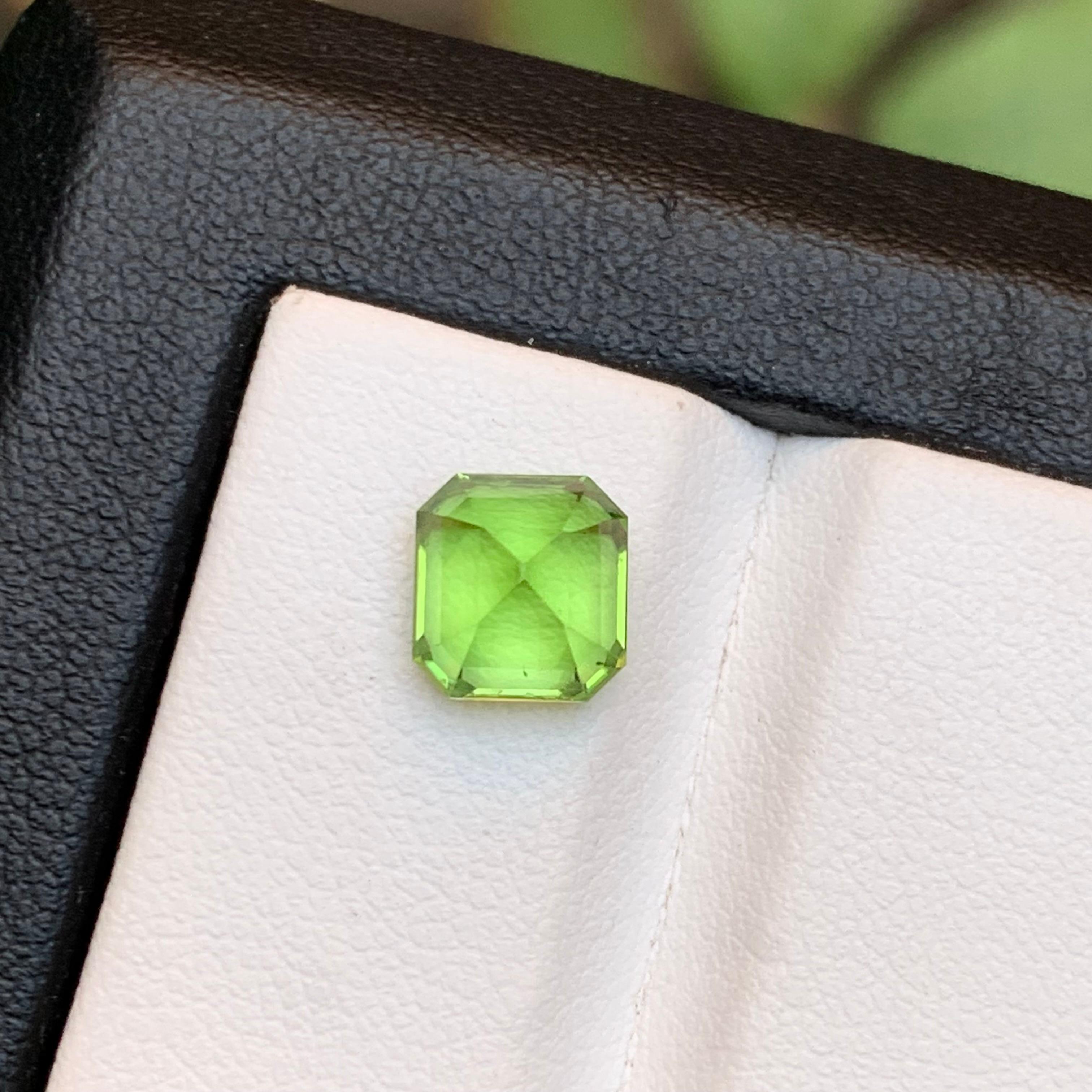 Anello di peridoto naturale verde vivo, gemma sfusa da 2,60 carati taglio Asscher per gioielli in vendita 3