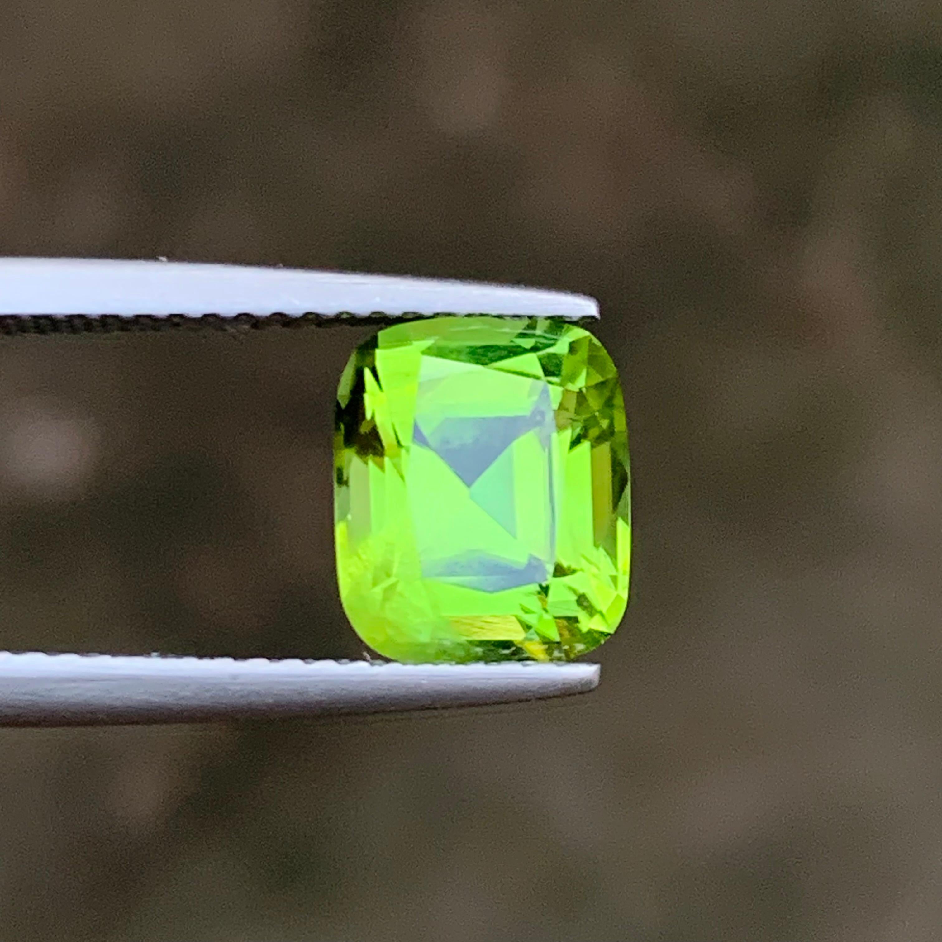 Vivid Green Natural Peridot Ring Loose Gemstone 3 Ct Cushion Cut for Jewelry For Sale 5